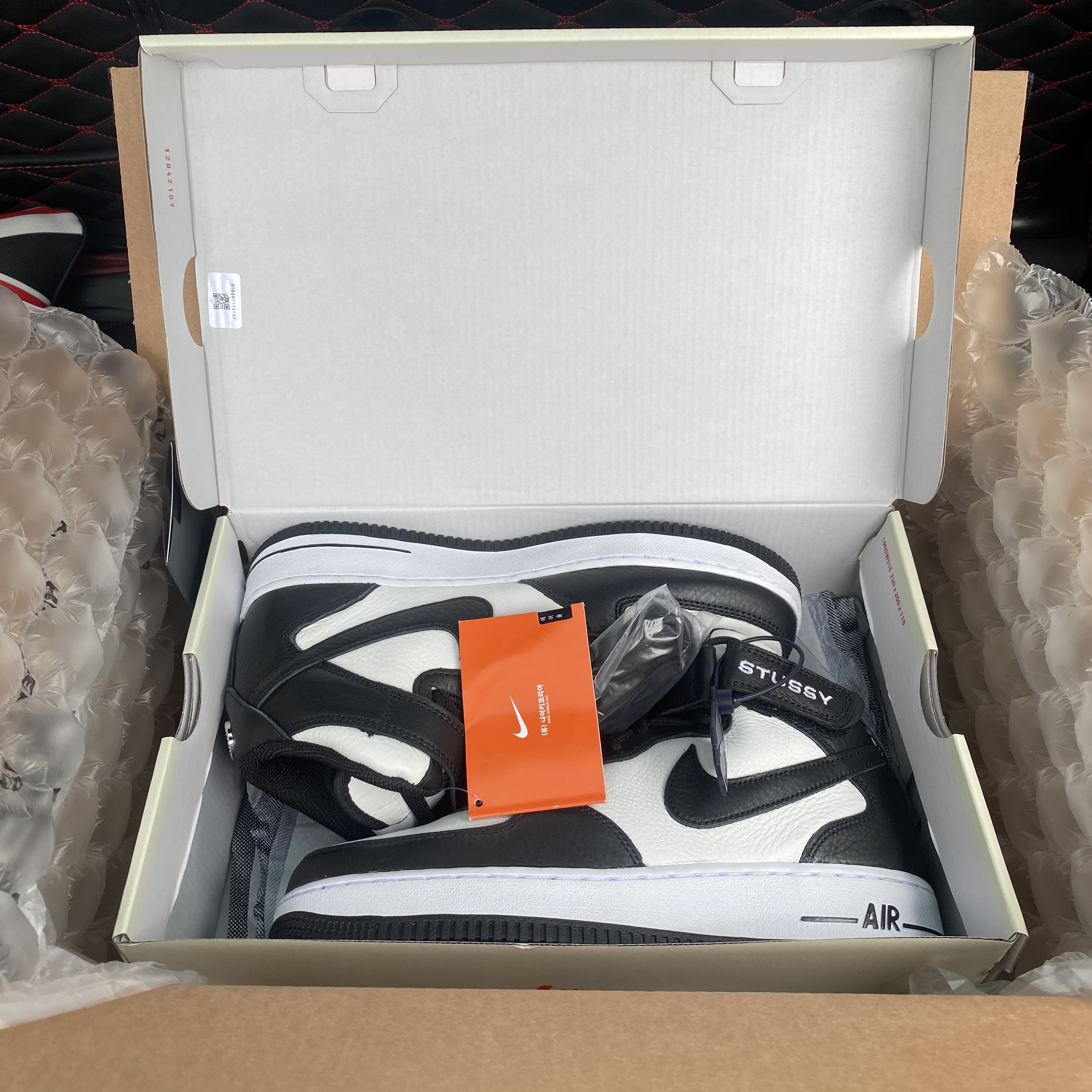 Nike x Stussy Air Force 1 '07 Mid SP Black and Light Bone 착용 스타일