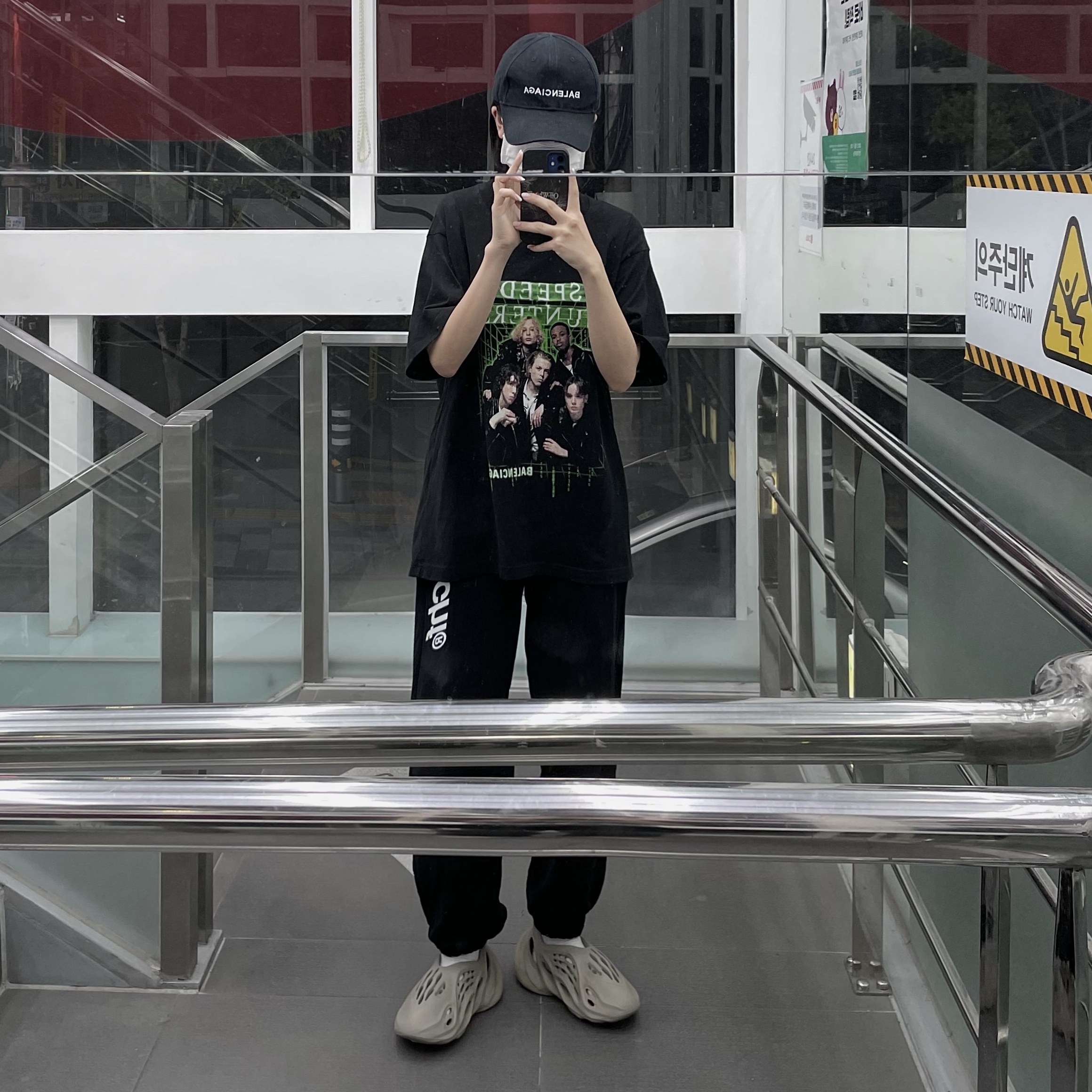 Adidas Yeezy Foam RNNR Stone Sage 착용 스타일