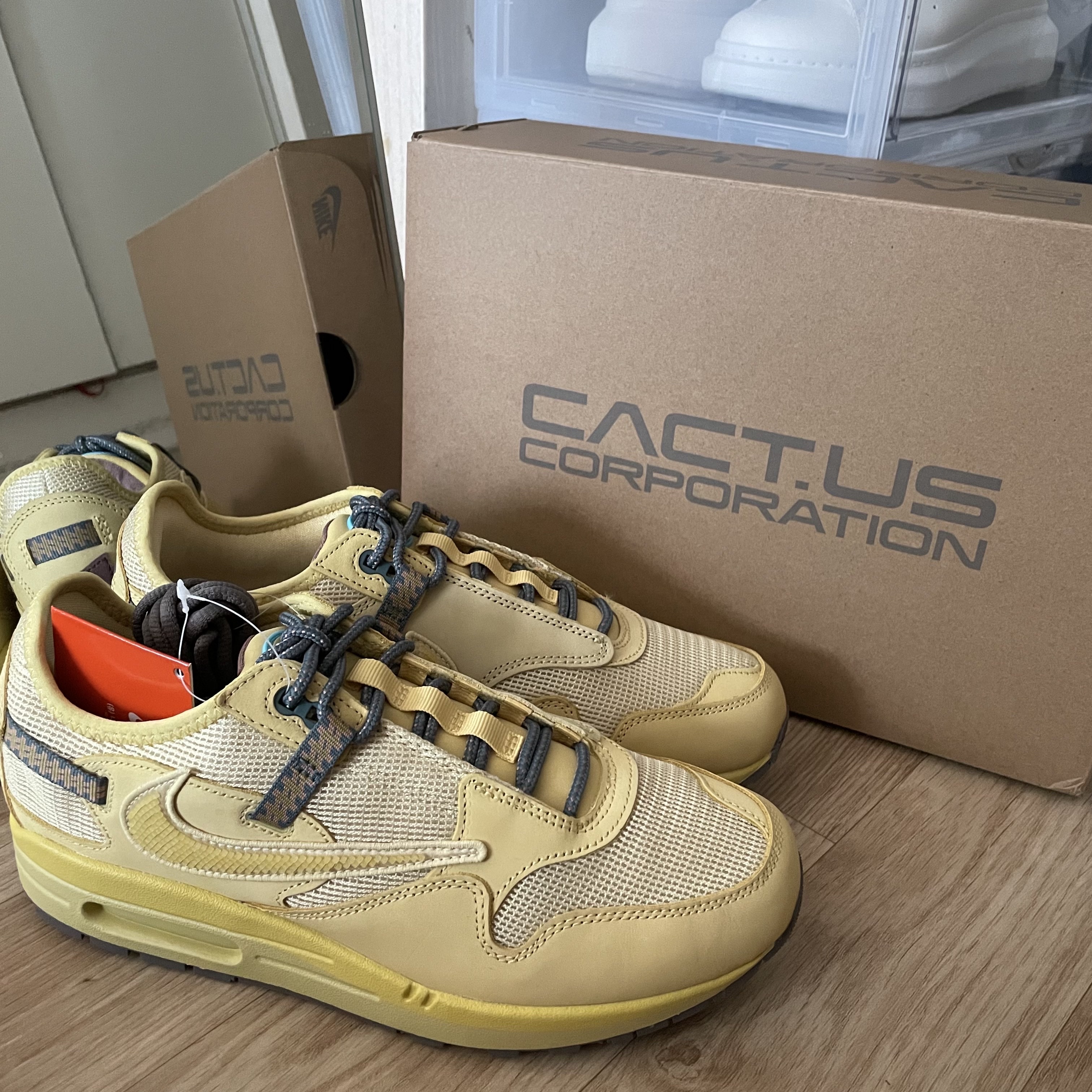 Nike x Travis Scott Air Max 1 Cact.us Gold 착용 스타일