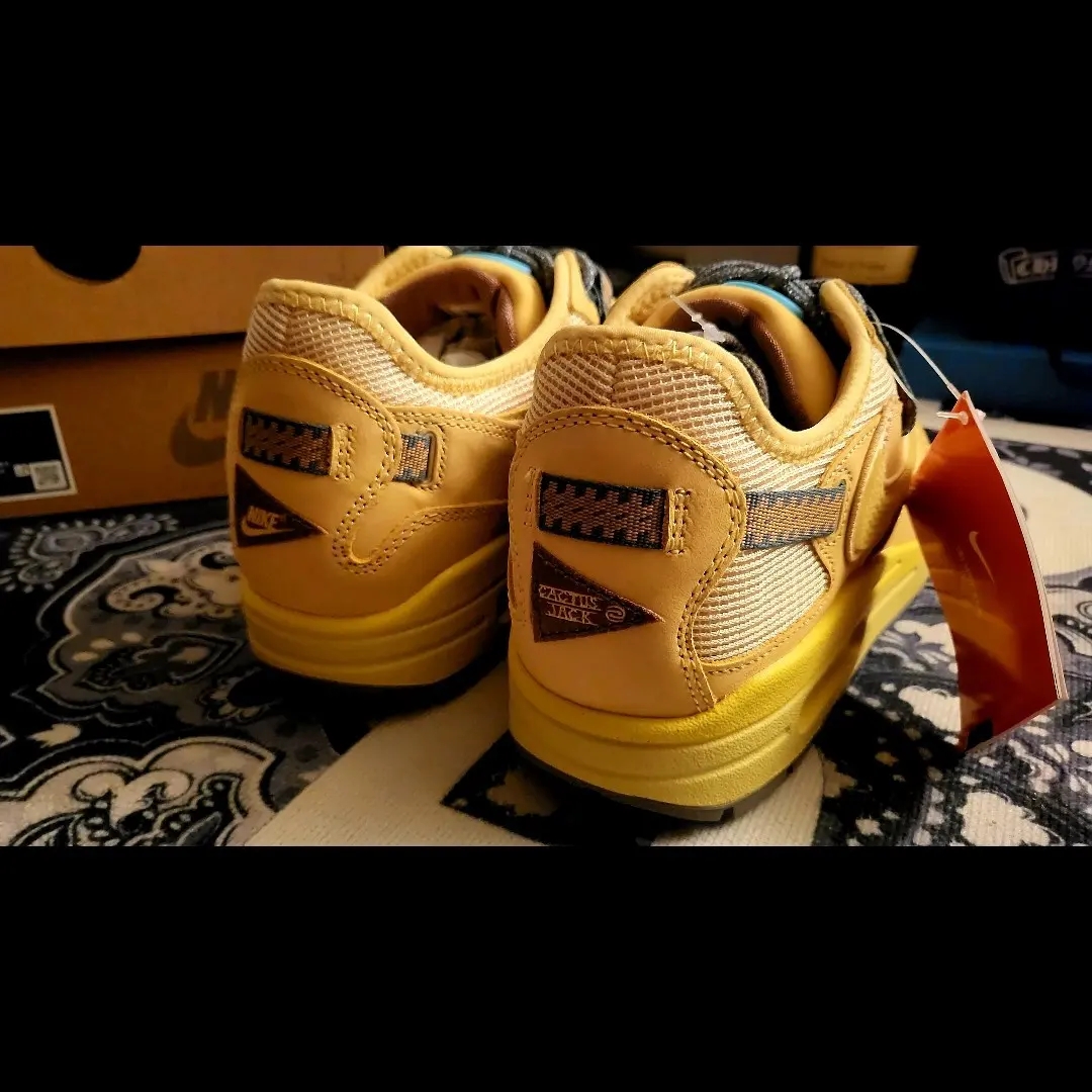 Nike x Travis Scott Air Max 1 Cact.us Gold 착용 스타일 - 5