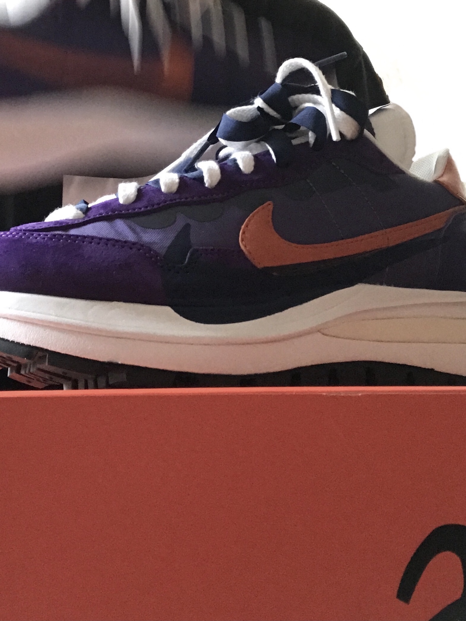 Nike x Sacai VaporWaffle Dark Iris 착용 스타일 - 3