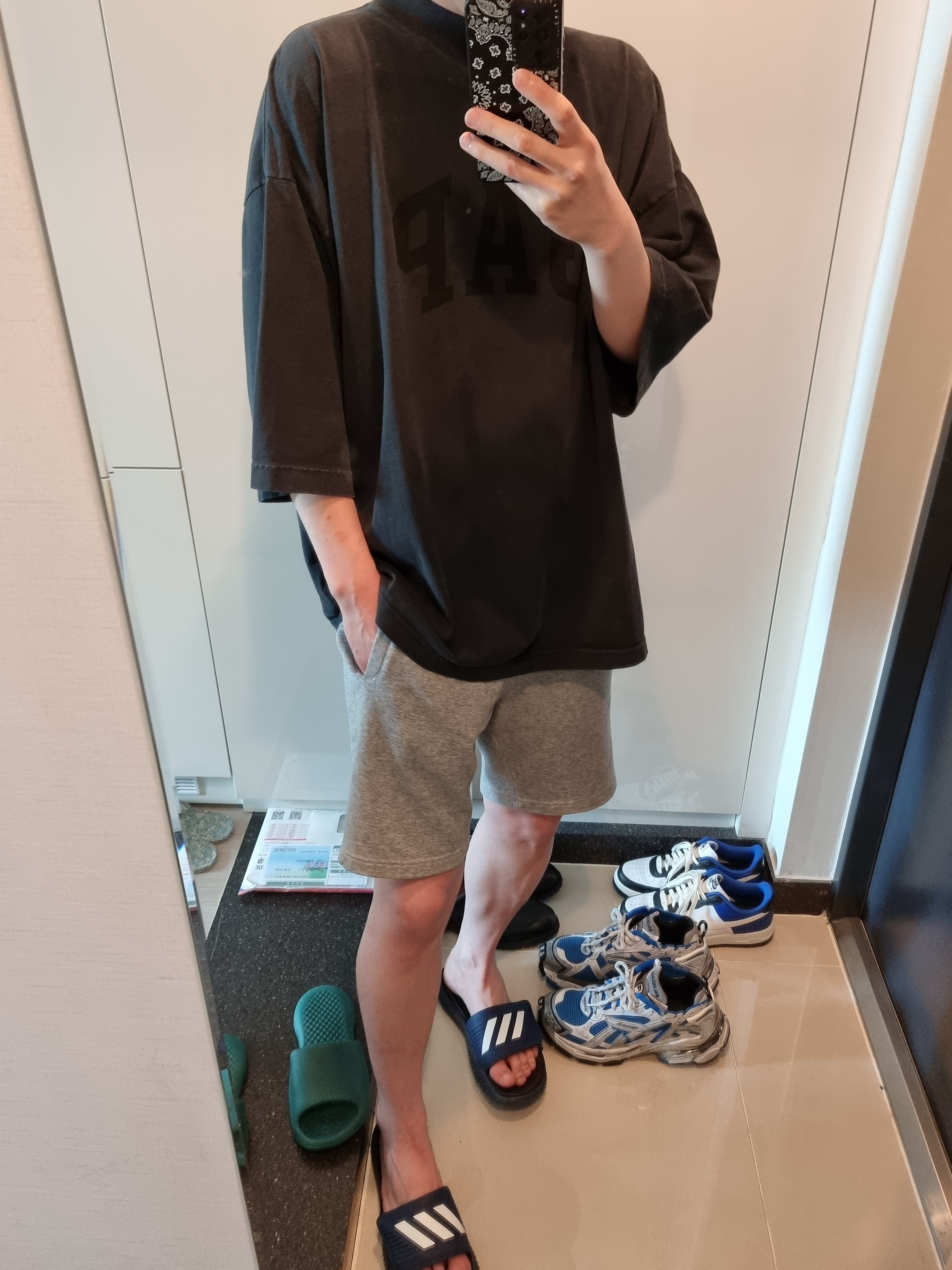 Yeezy Gap Engineered By Balenciaga Dove 3/4 Sleeve T-Shirt Washed Black 착용 스타일 - 1