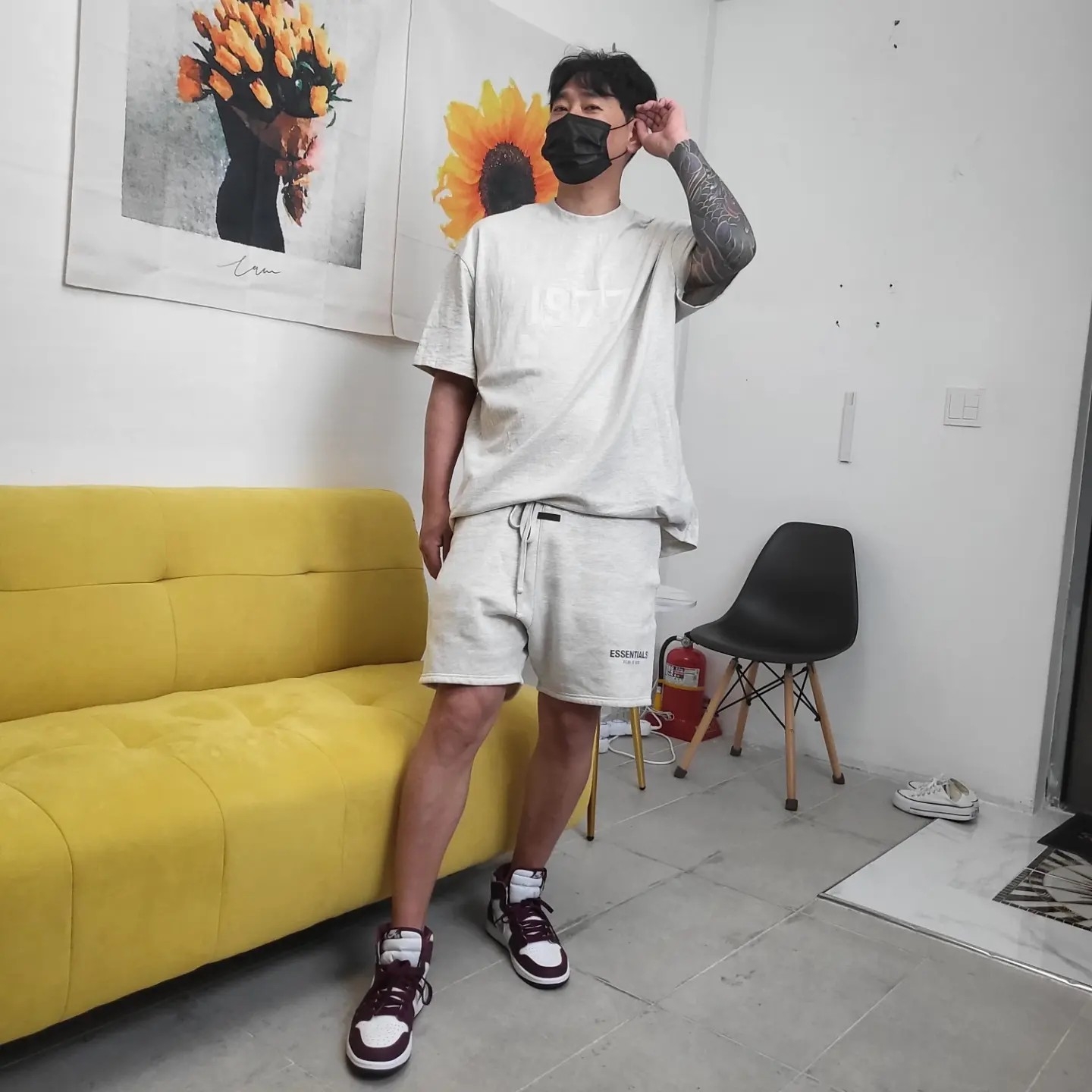 Essentials The Core Collection Sweatshorts Oatmeal, Jordan 1 Retro High OG Bordeaux 착용 스타일