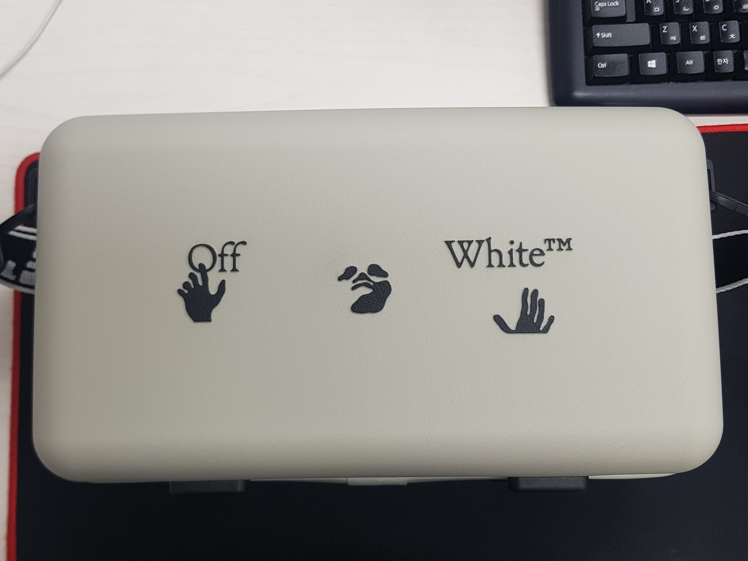Off-White x Amore Pacific Protection Box (Without Cosmetics) 착용 스타일 - 1