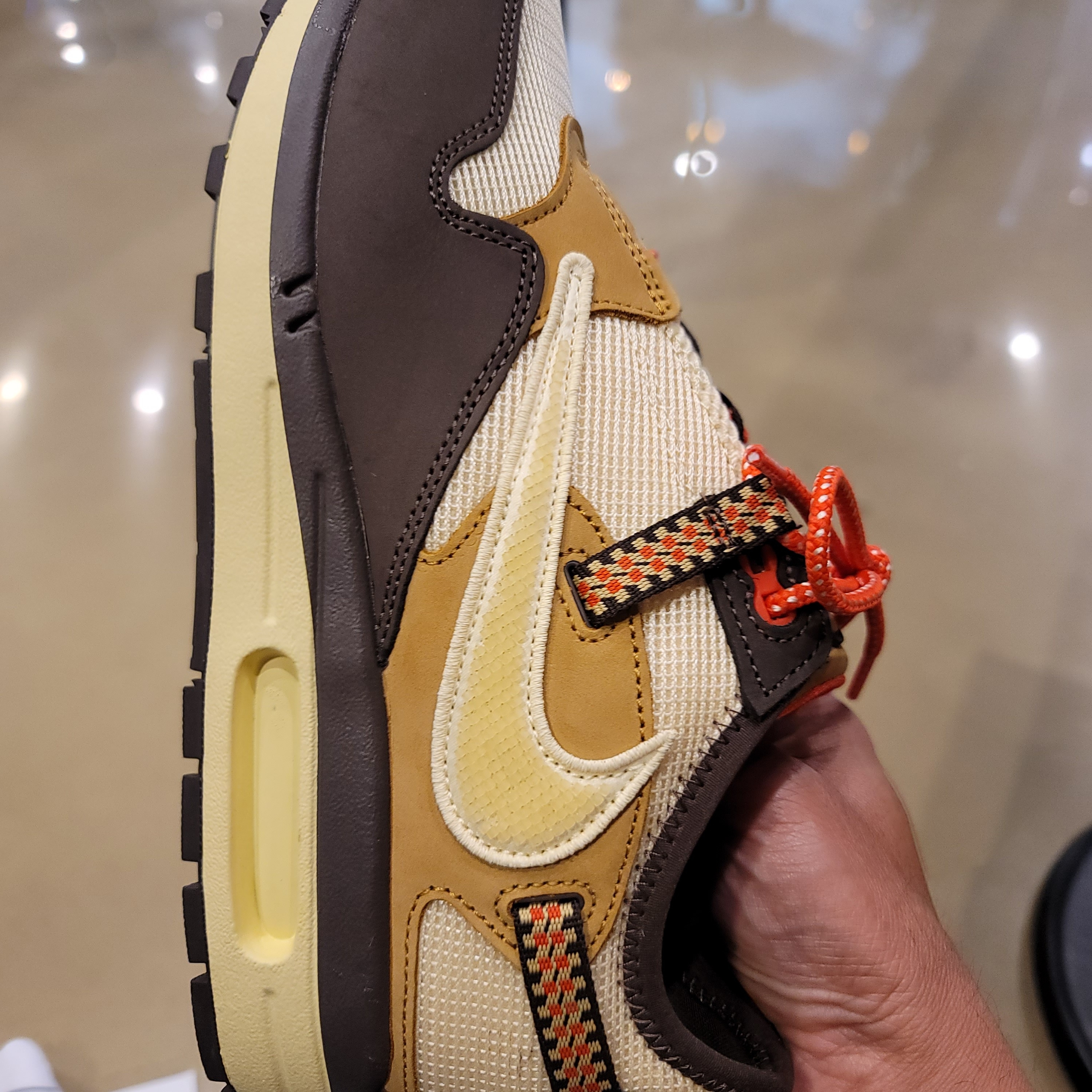 Nike x Travis Scott Air Max 1 Cact.us Brown 착용 스타일 - 4
