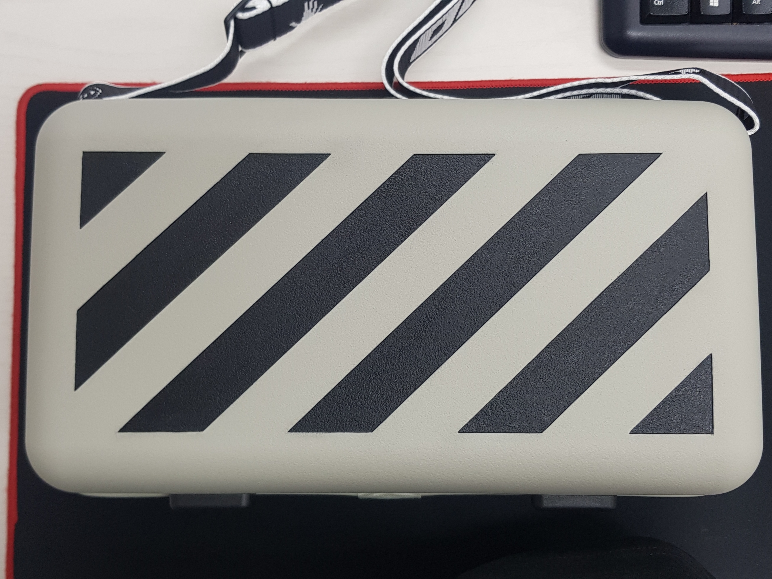 Off-White x Amore Pacific Protection Box (Without Cosmetics) 착용 스타일 - 2