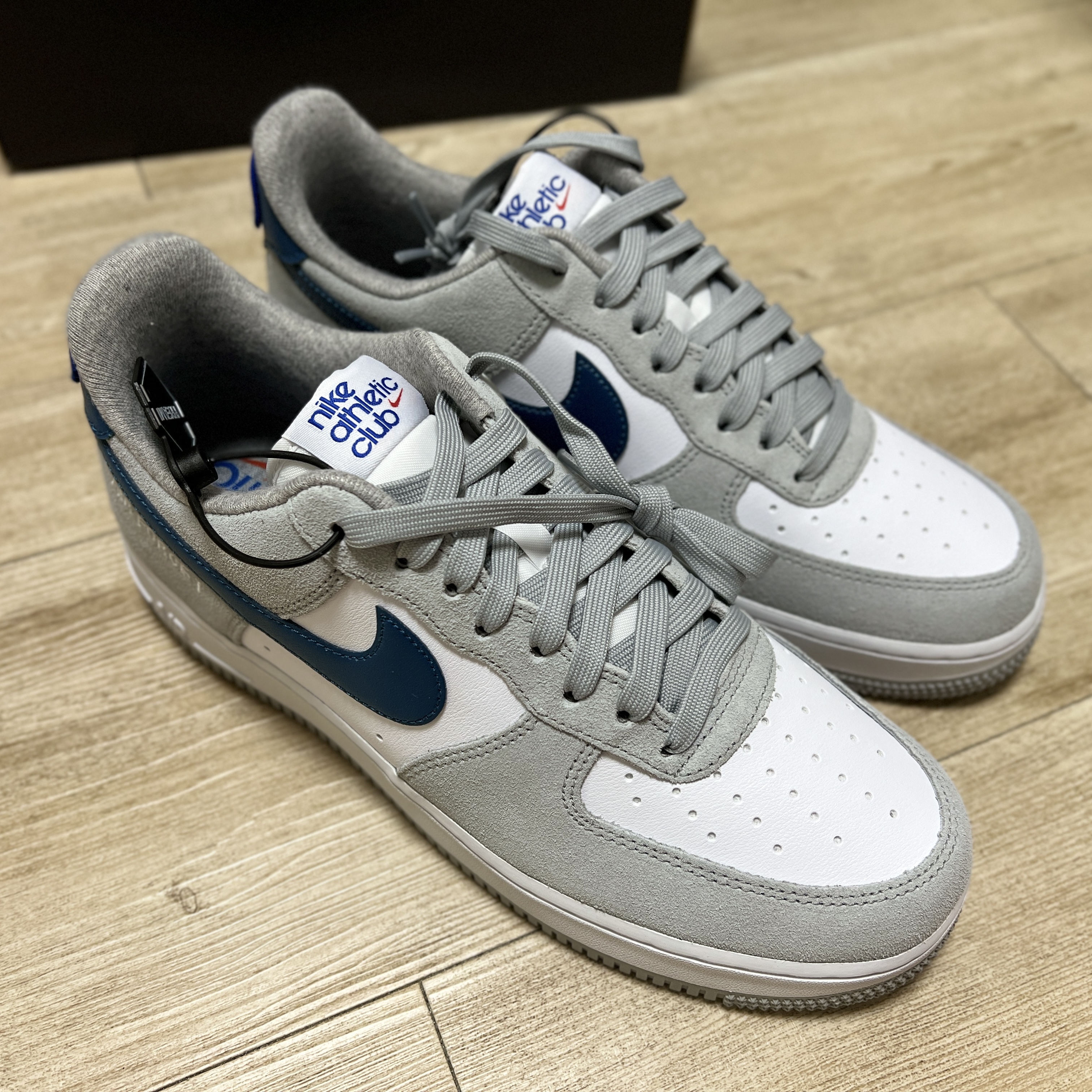 Nike Air Force 1 '07 LV8 Athletic Club Light Smoke Grey Marina 착용 스타일 - 2