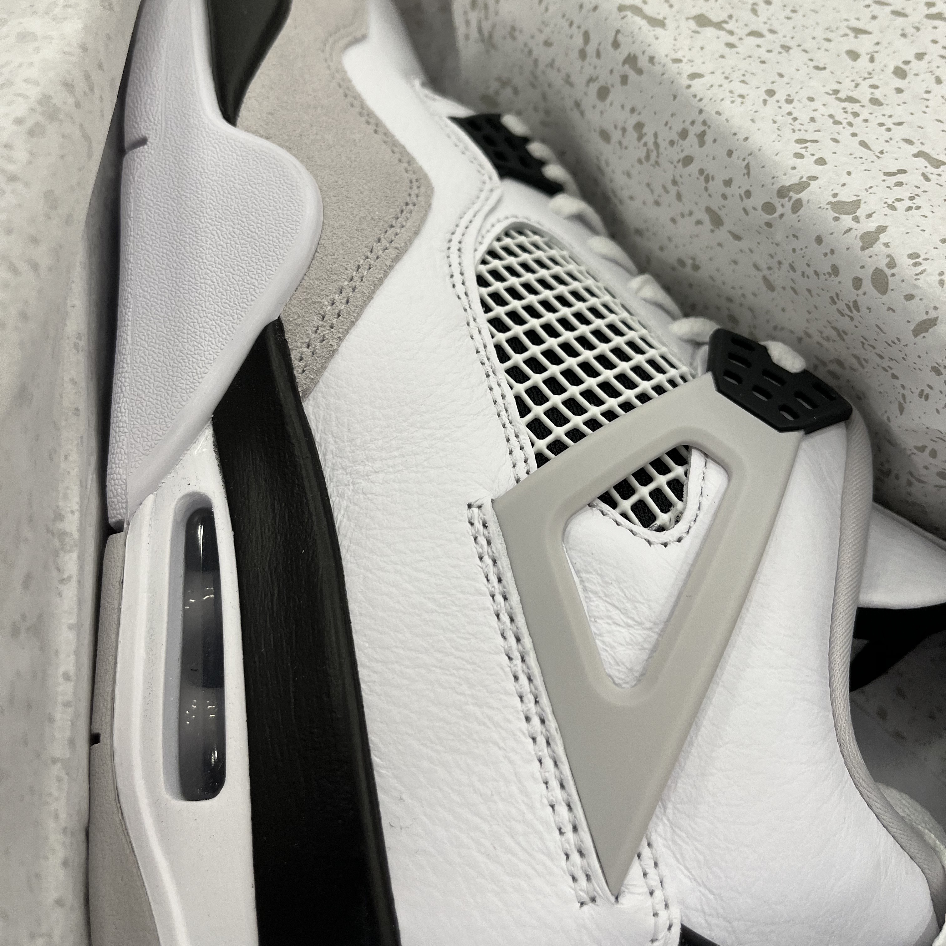 Jordan 4 Retro White and Black 착용 스타일