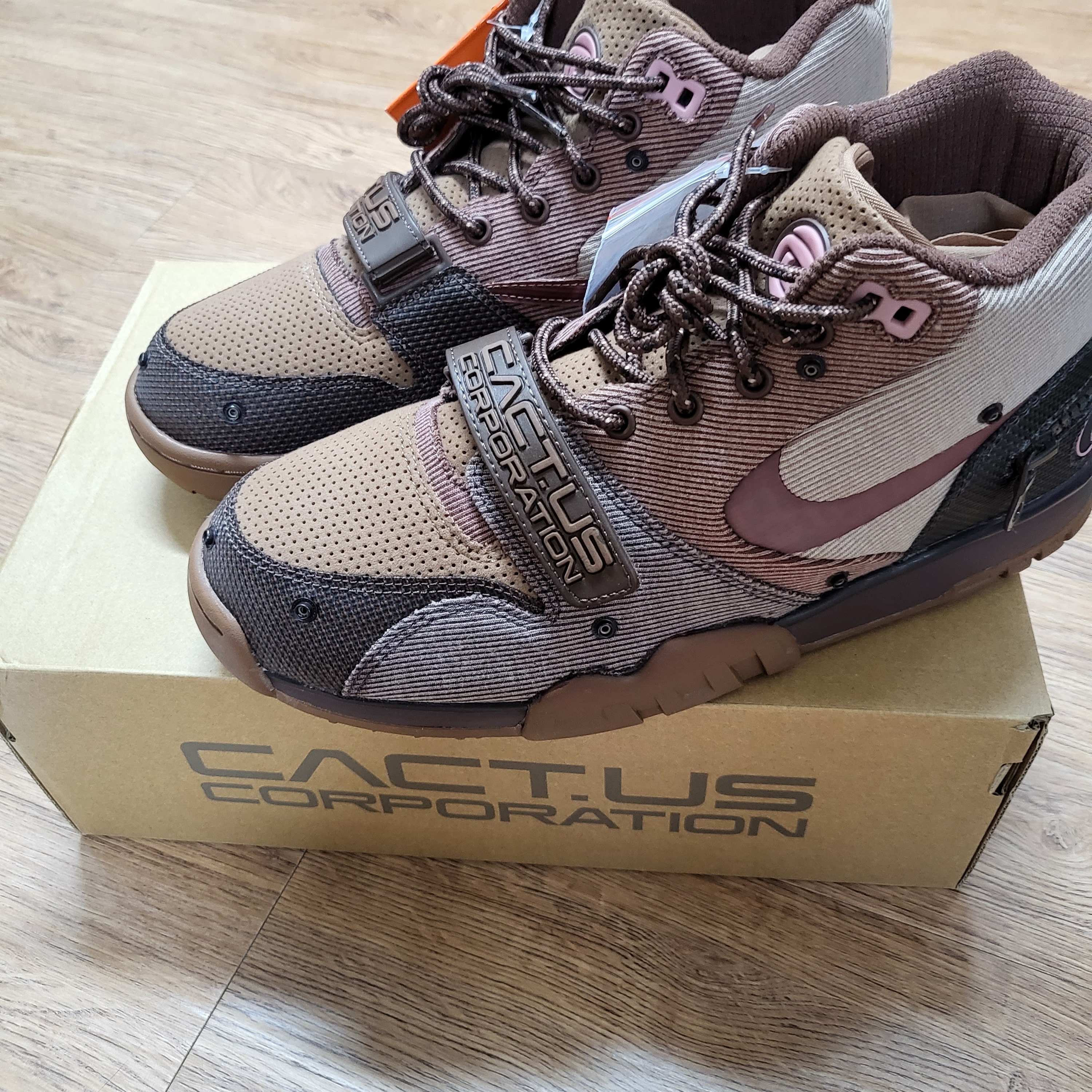Nike x Travis Scott Air Trainer 1 Archaeo Brown and Rust Pink 착용 스타일