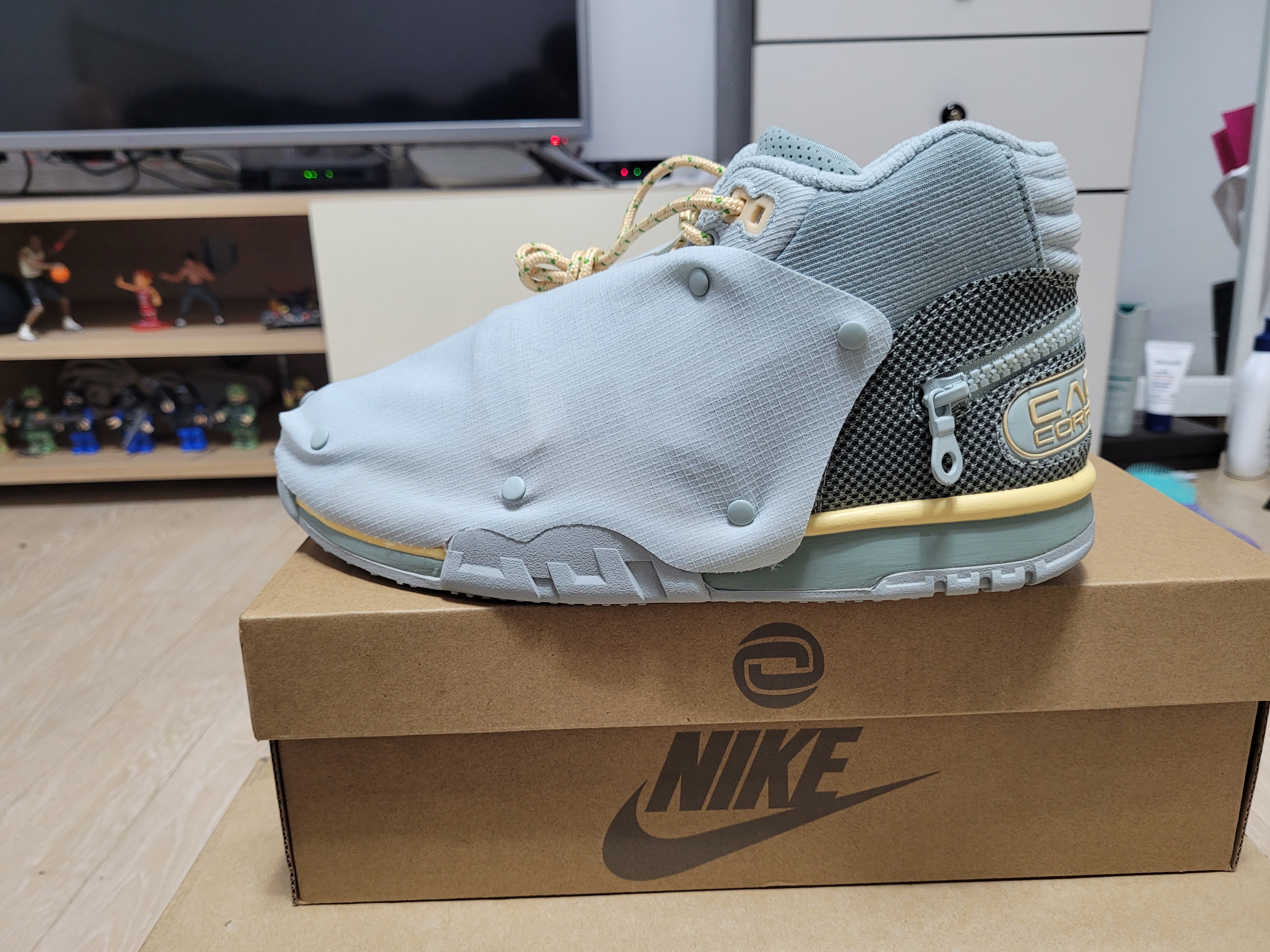 Nike x Travis Scott Nike Air Trainer 1 Grey Haze and Dusty Sage 착용 스타일 - 1
