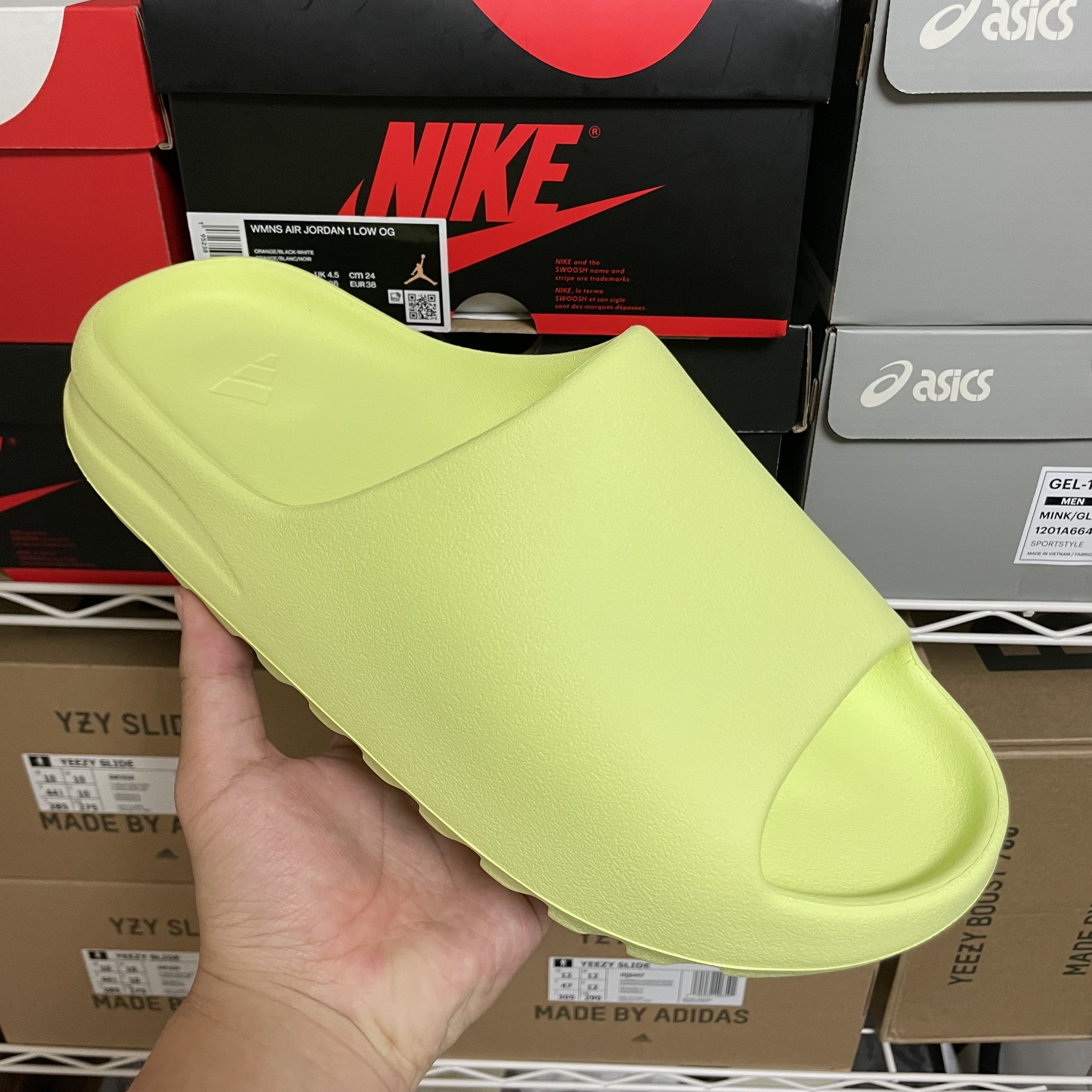 Adidas Yeezy Slide Glow Green 2022/2023 착용 스타일