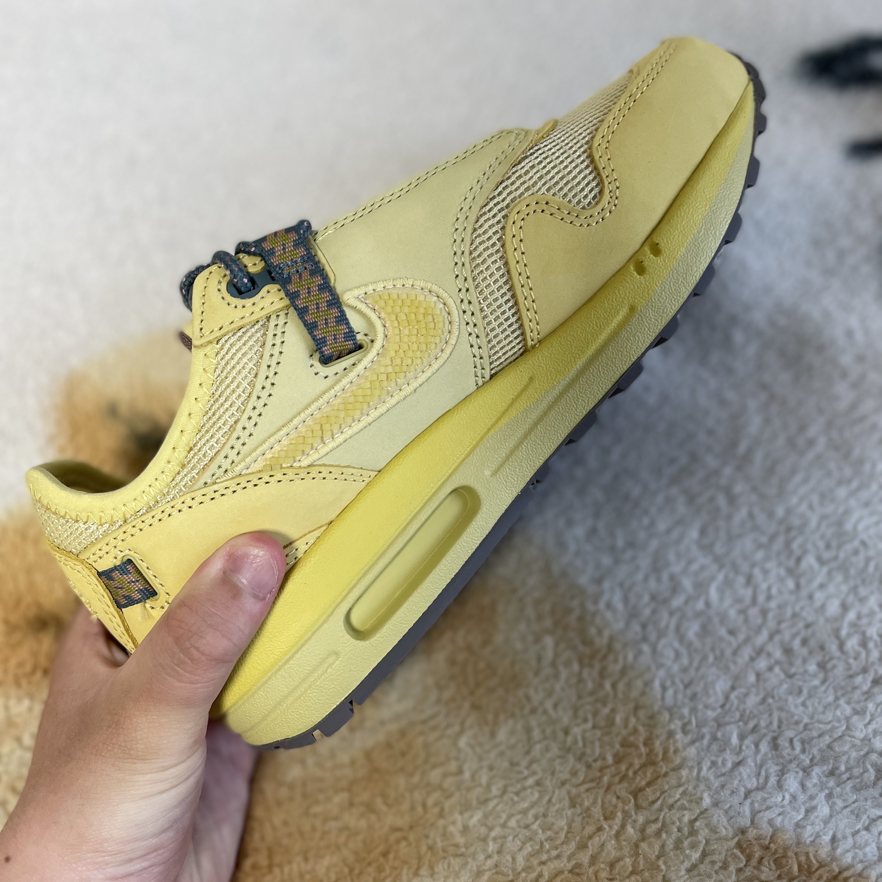 Nike x Travis Scott Air Max 1 Cact.us Gold 착용 스타일 - 2