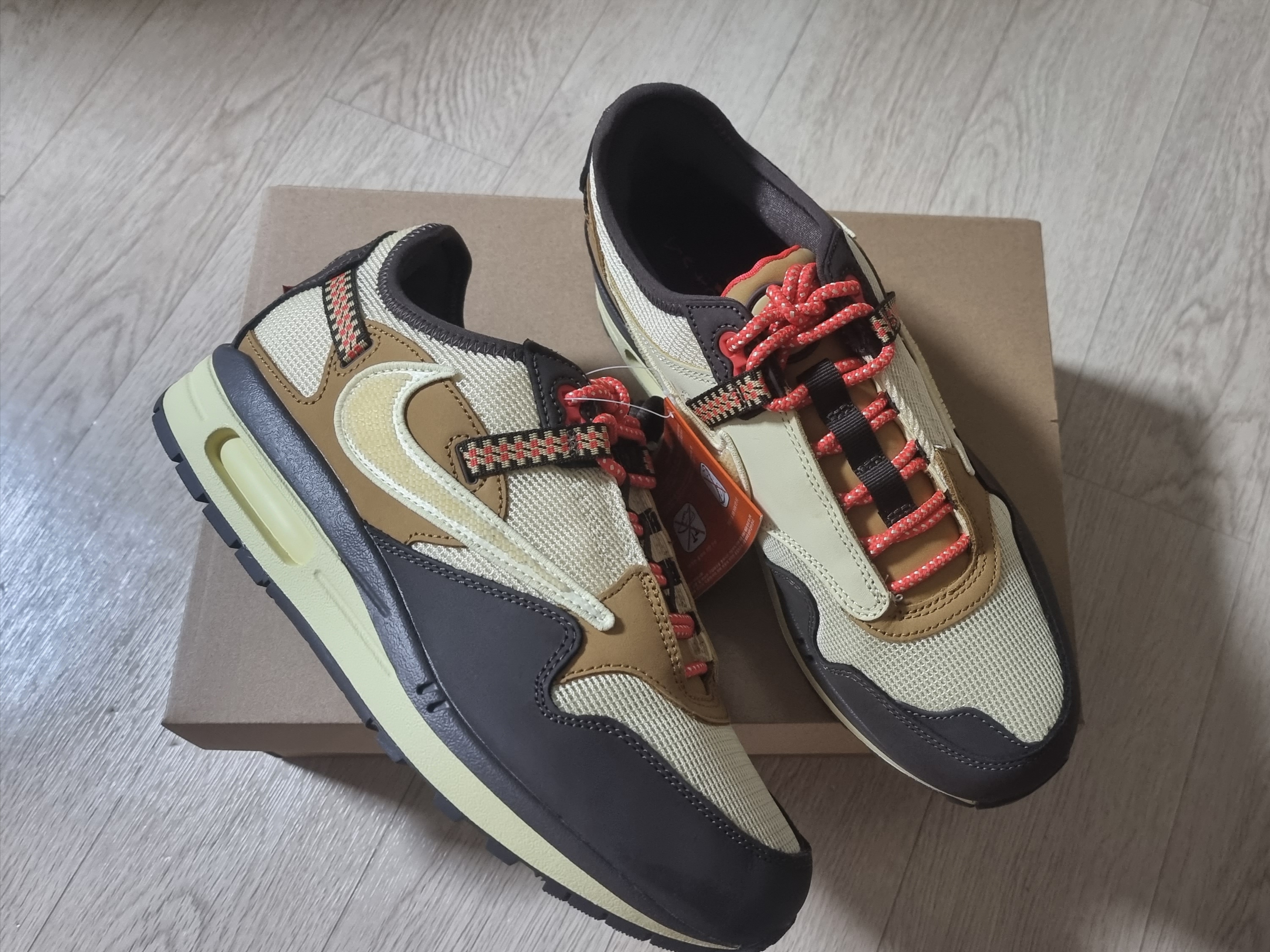 Nike x Travis Scott Air Max 1 Cact.us Brown 착용 스타일 - 1