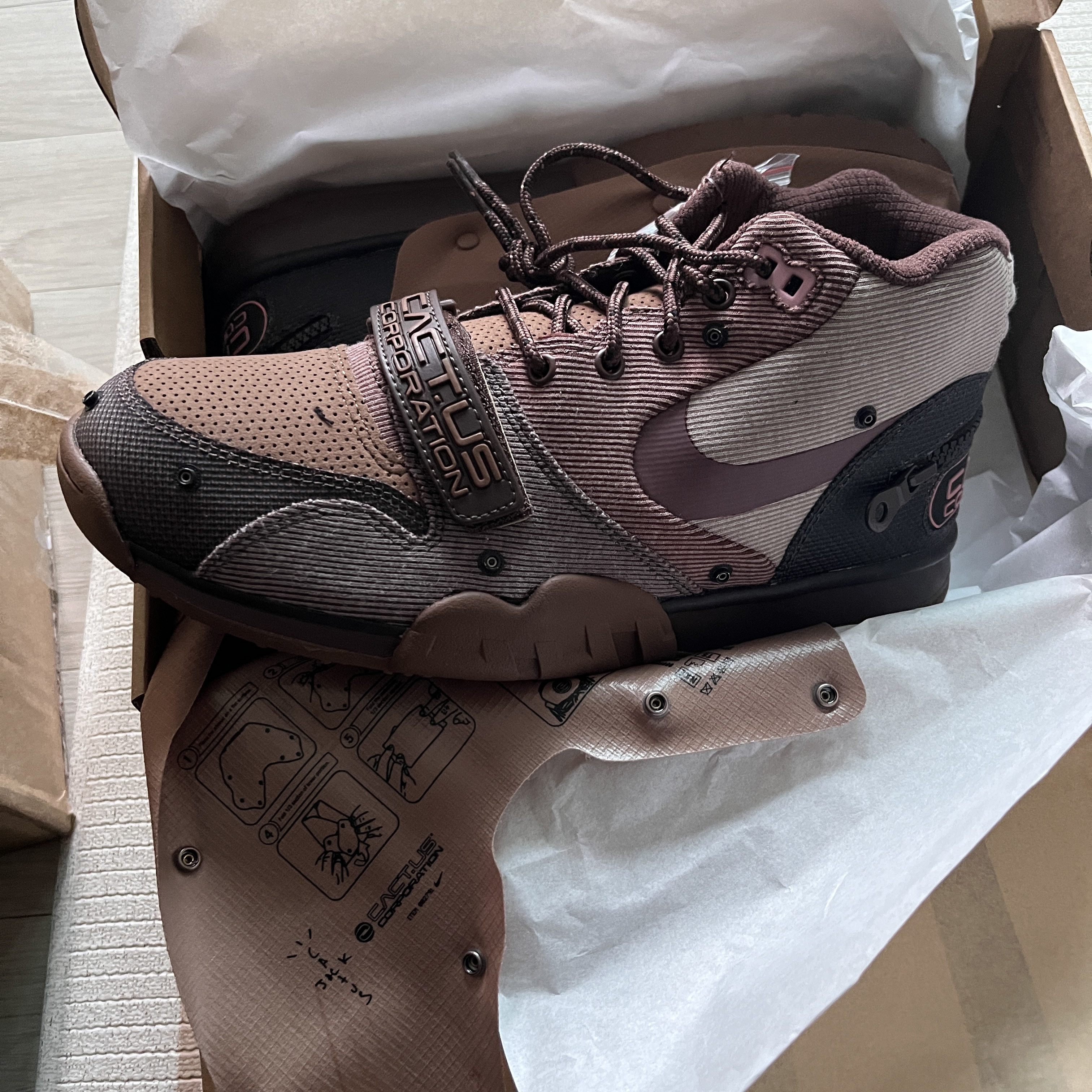 Nike x Travis Scott Air Trainer 1 Archaeo Brown and Rust Pink 착용 스타일