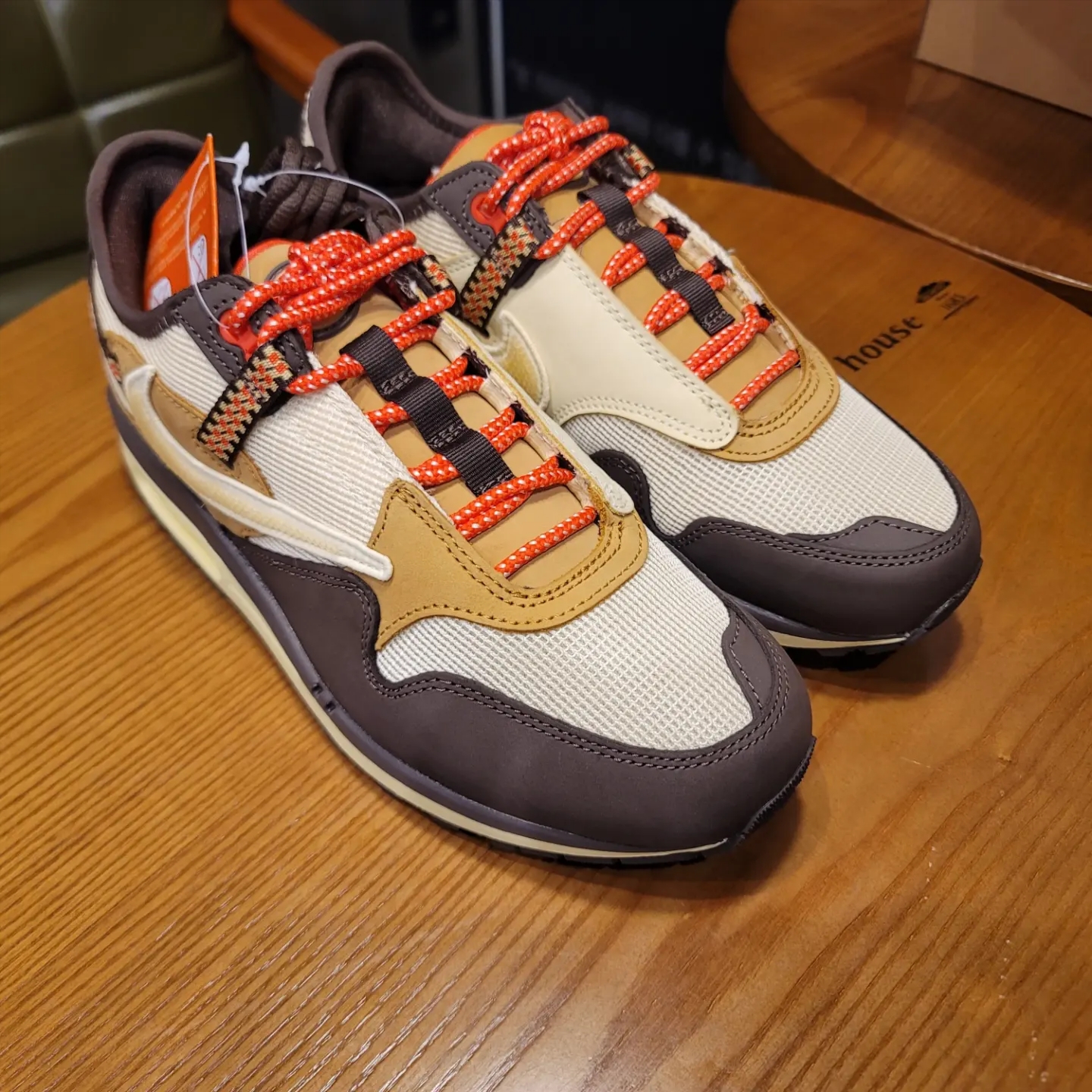 Nike x Travis Scott Air Max 1 Cact.us Brown 착용 스타일 - 2