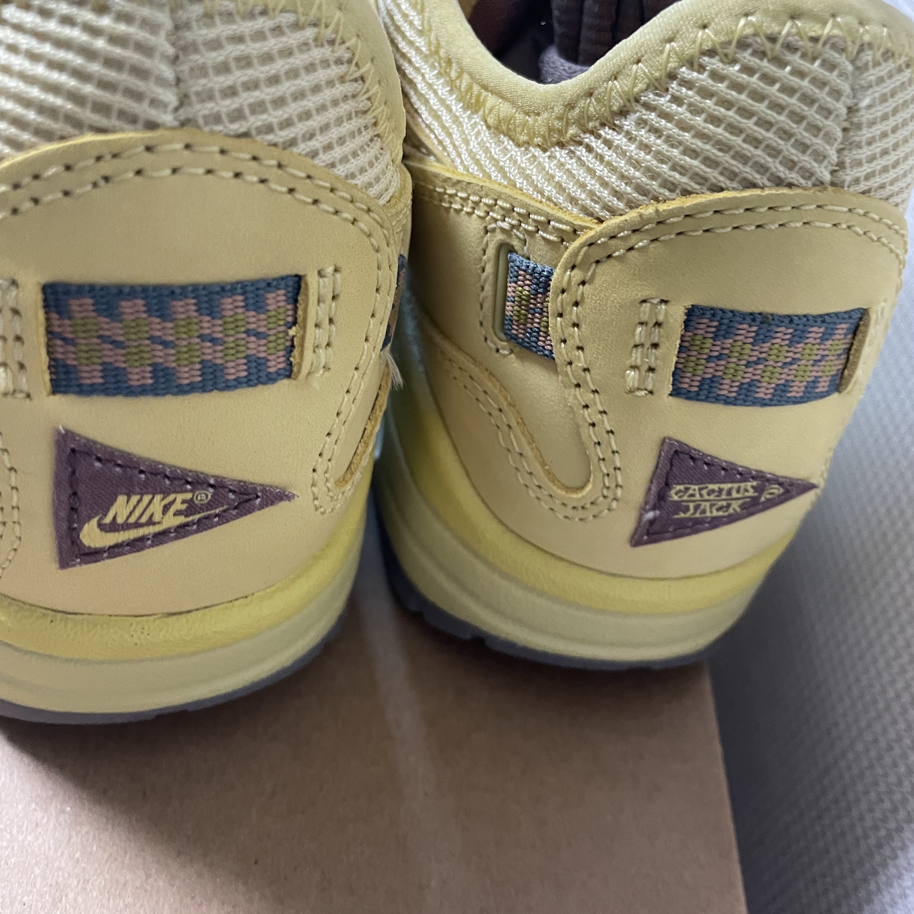 Nike x Travis Scott Air Max 1 Cact.us Gold 착용 스타일 - 4