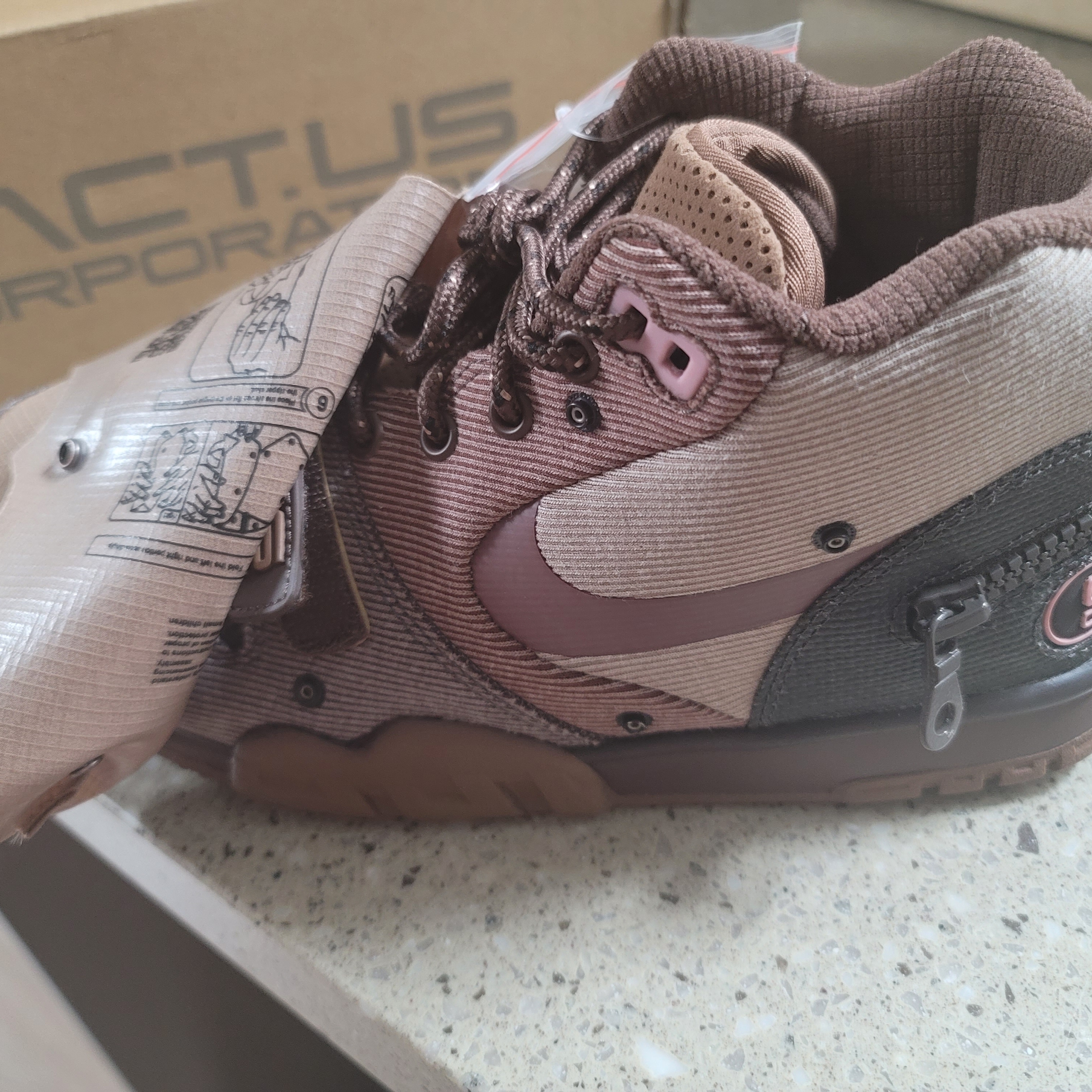 Nike x Travis Scott Air Trainer 1 Archaeo Brown and Rust Pink 착용 스타일 - 3