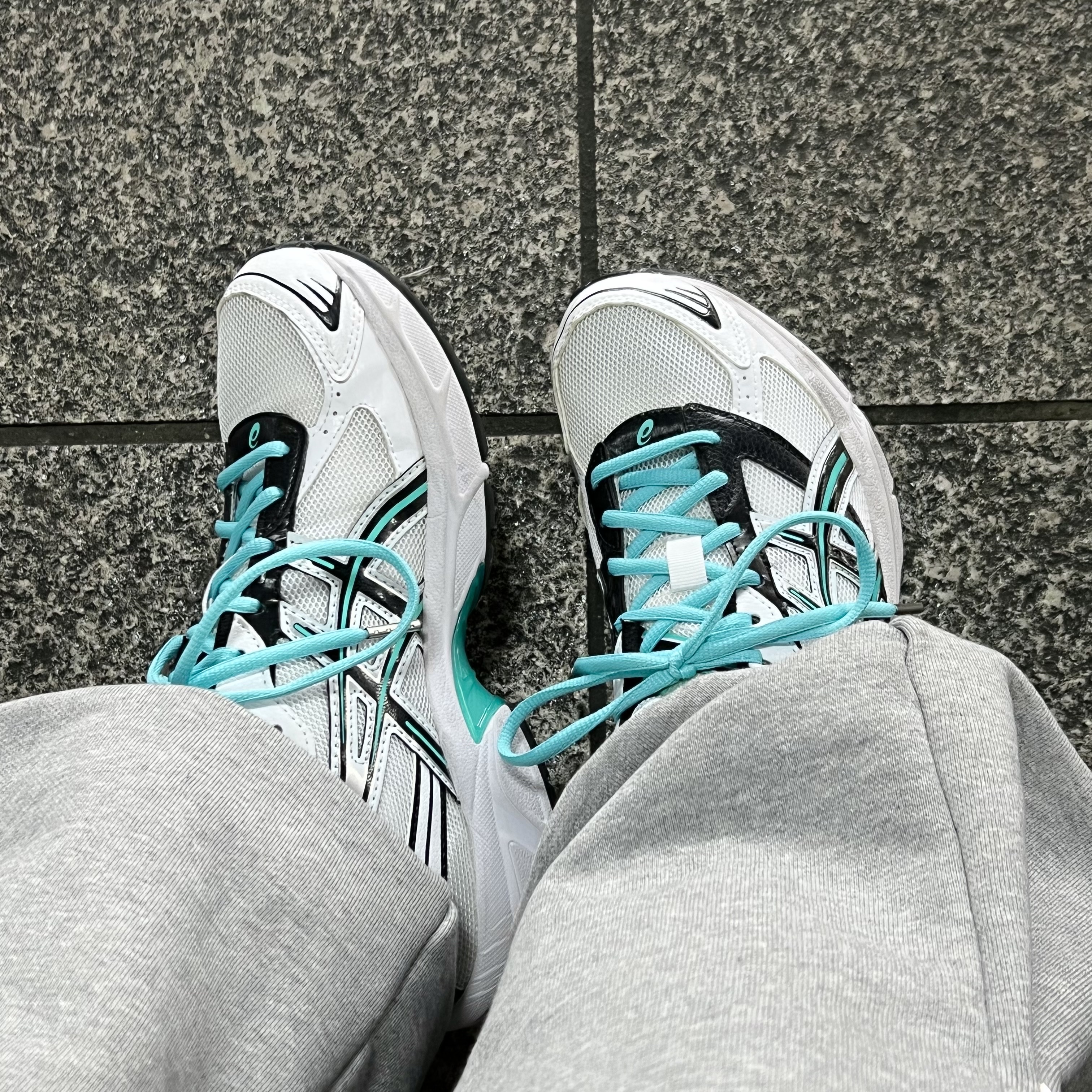 Asics Gel-1130 White Black 착용 스타일 - 2