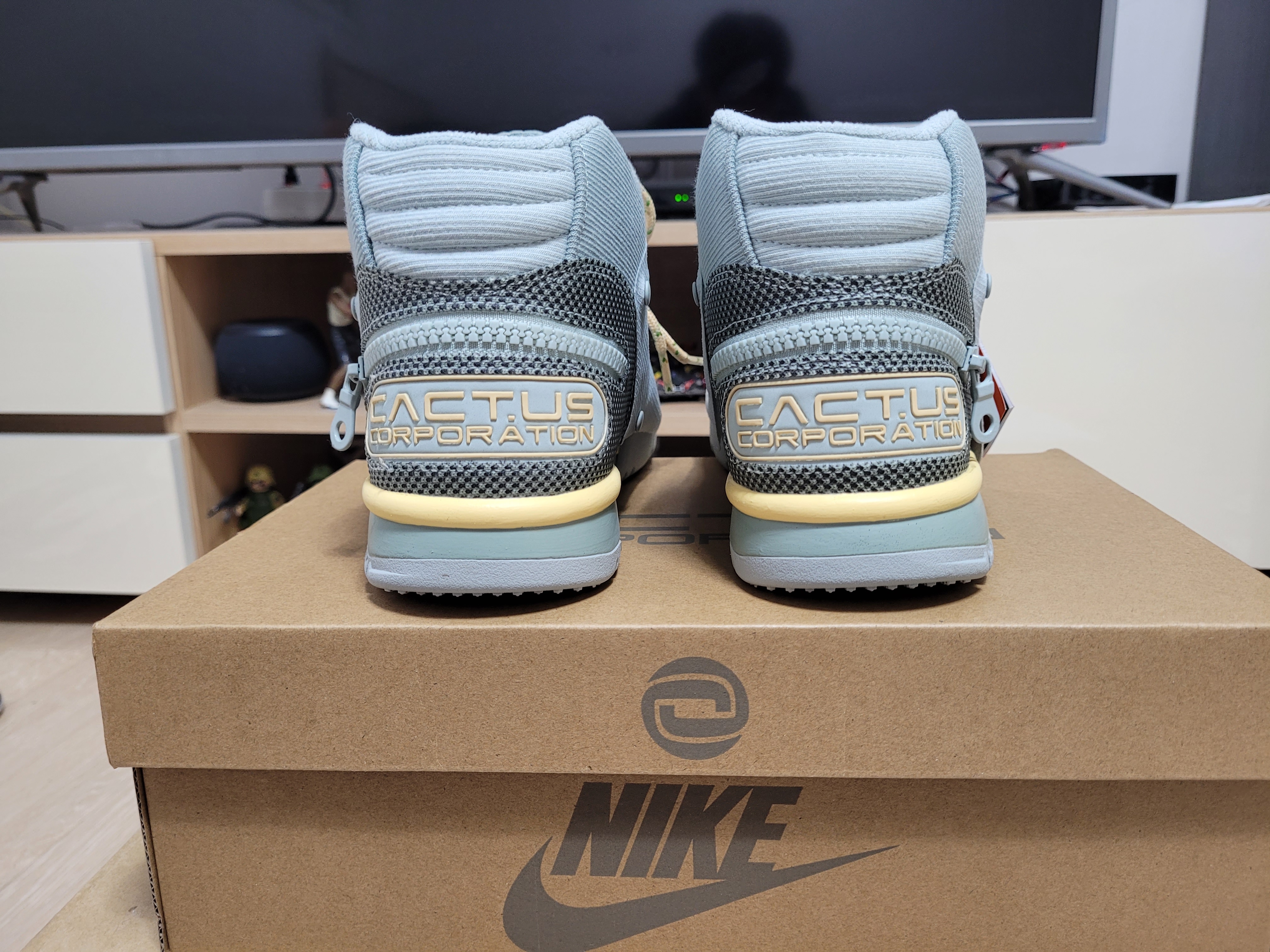Nike x Travis Scott Nike Air Trainer 1 Grey Haze and Dusty Sage 착용 스타일 - 3