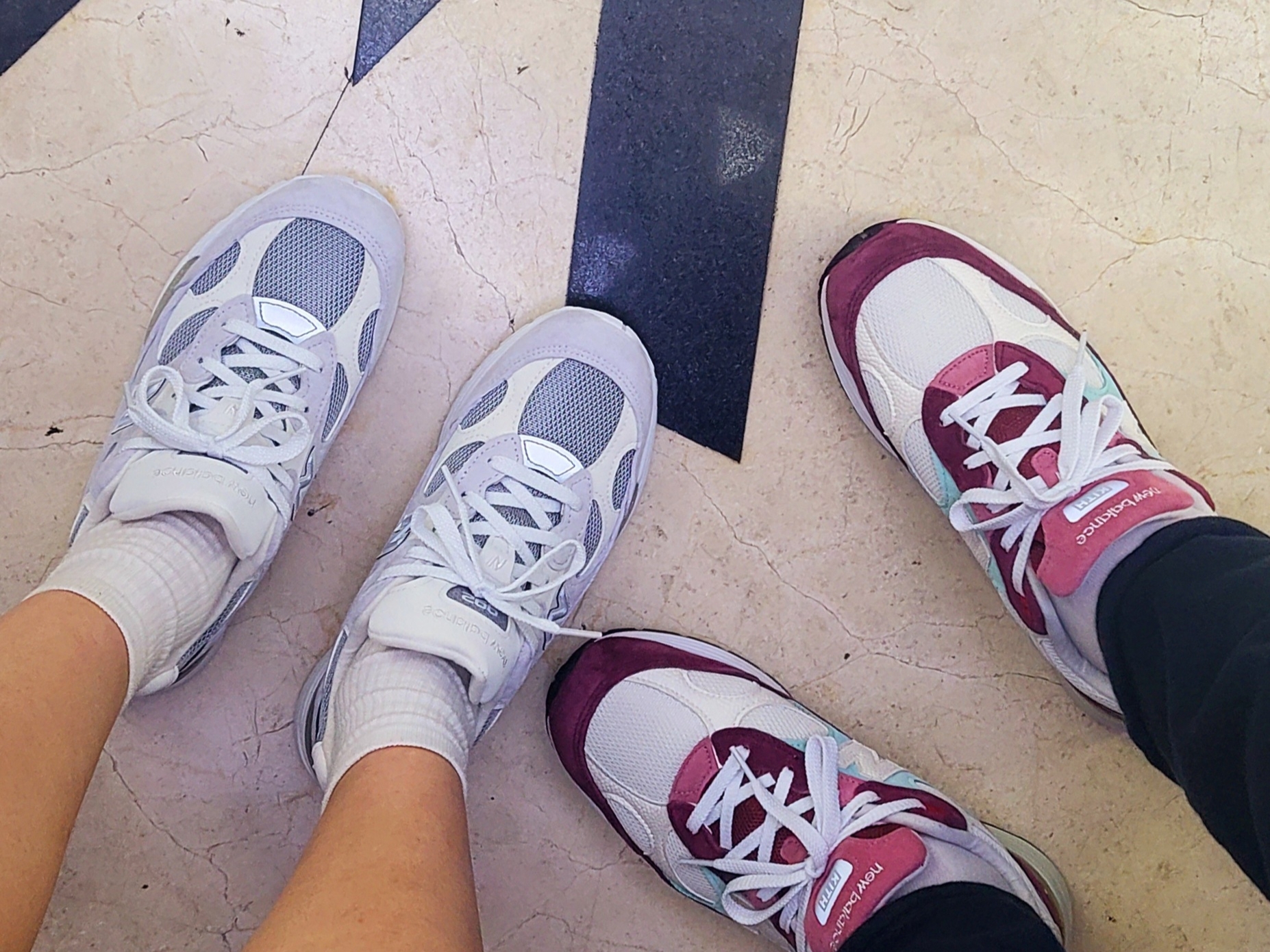 New Balance x Kith 992 Made in USA Kithmas Burgundy Reef, New Balance 992 Made in USA White Silver 착용 스타일 - 1