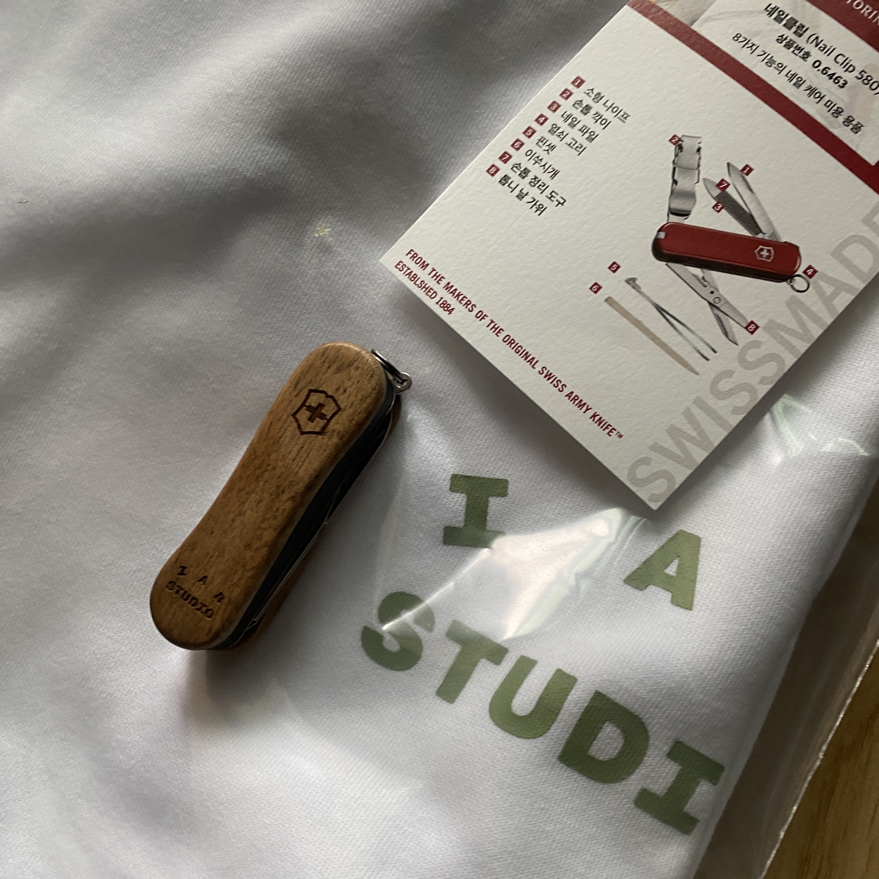 IAB Studio x Victorinox Nail Clip Wood, IAB Studio T-Shirt White Light Green 착용 스타일 - 1