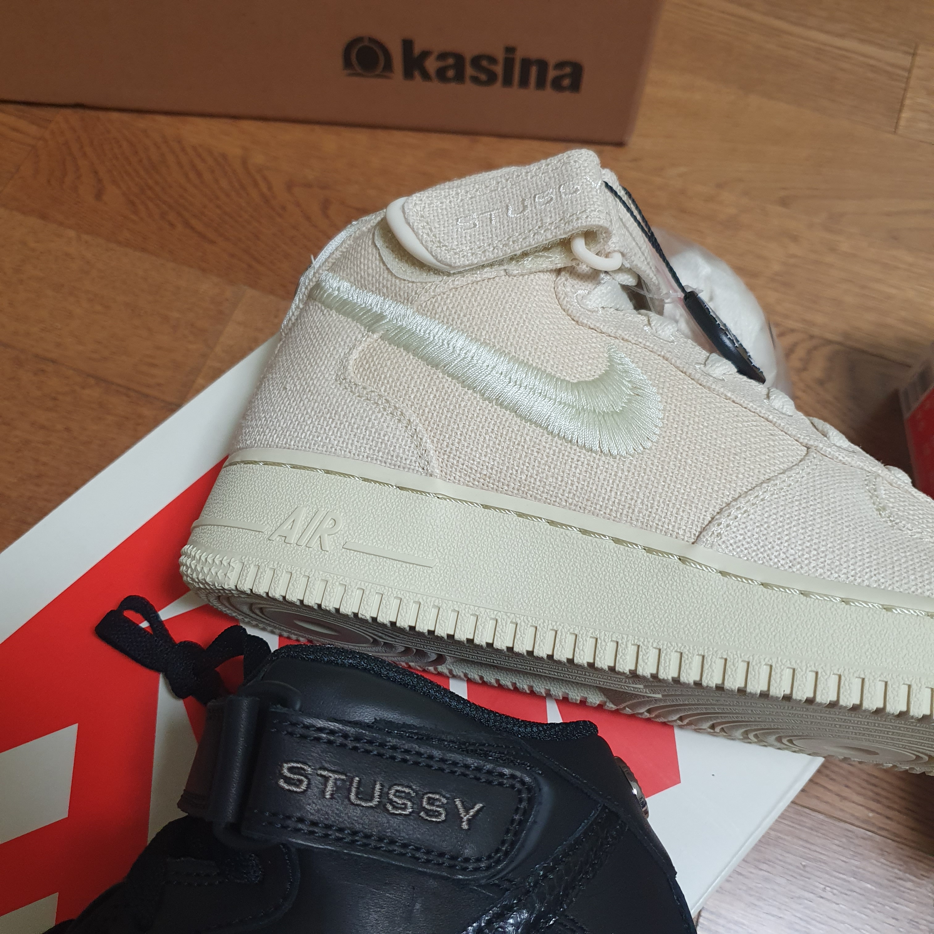 Nike x Stussy Air Force 1 '07 Mid SP Fossil, Nike x Stussy Air Force 1 '07 Mid SP Black 착용 스타일 - 2