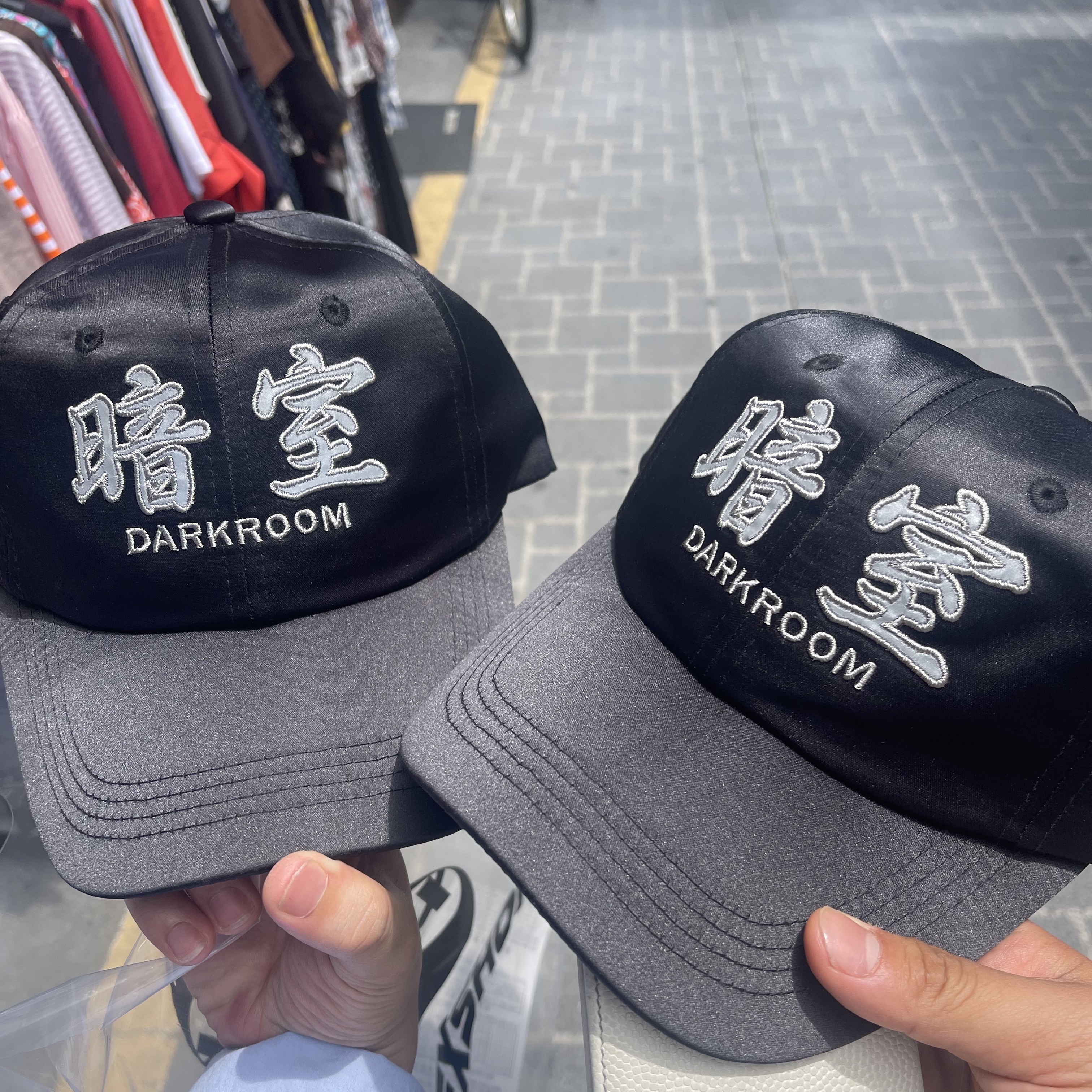 Darkr8m Studio x Hardhitters Satin Reflective Logo Cap 착용 스타일
