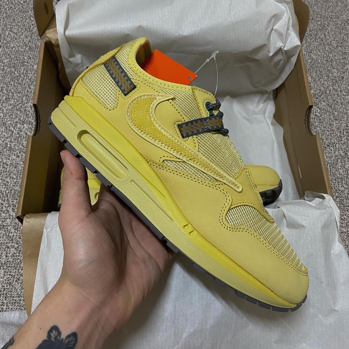 Nike x Travis Scott Air Max 1 Cact.us Brown, Nike x Travis Scott Air Max 1 Cact.us Gold 착용 스타일 - 2