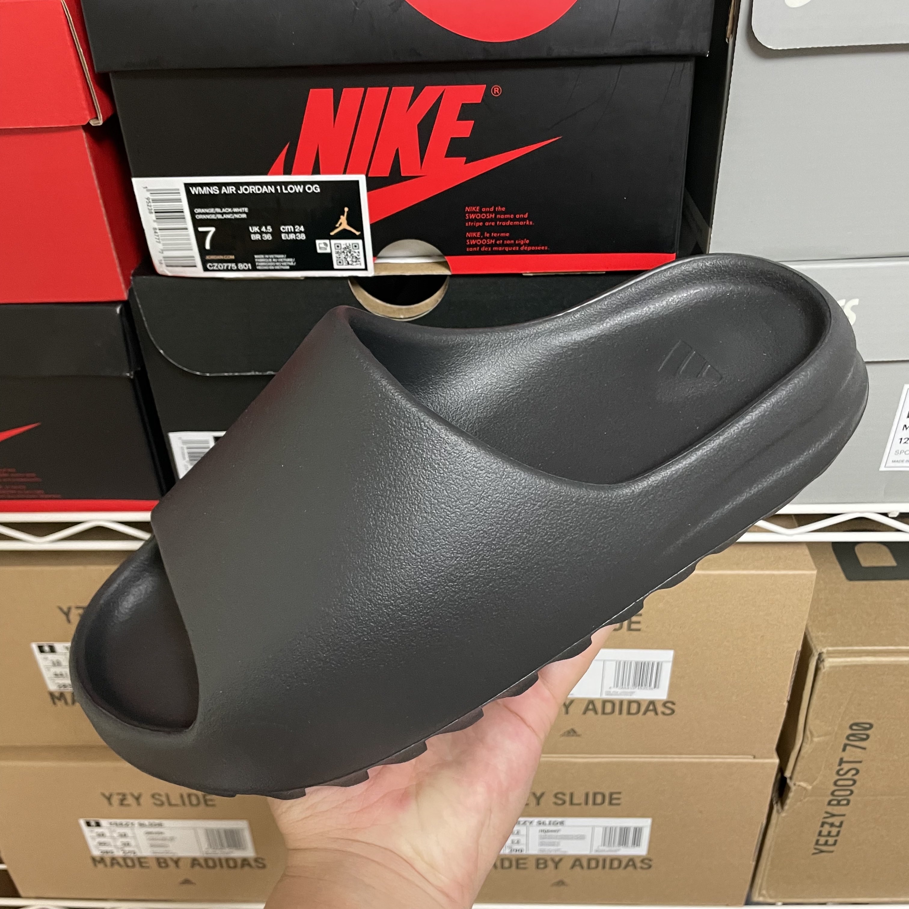 Adidas Yeezy Slide Onyx 착용 스타일