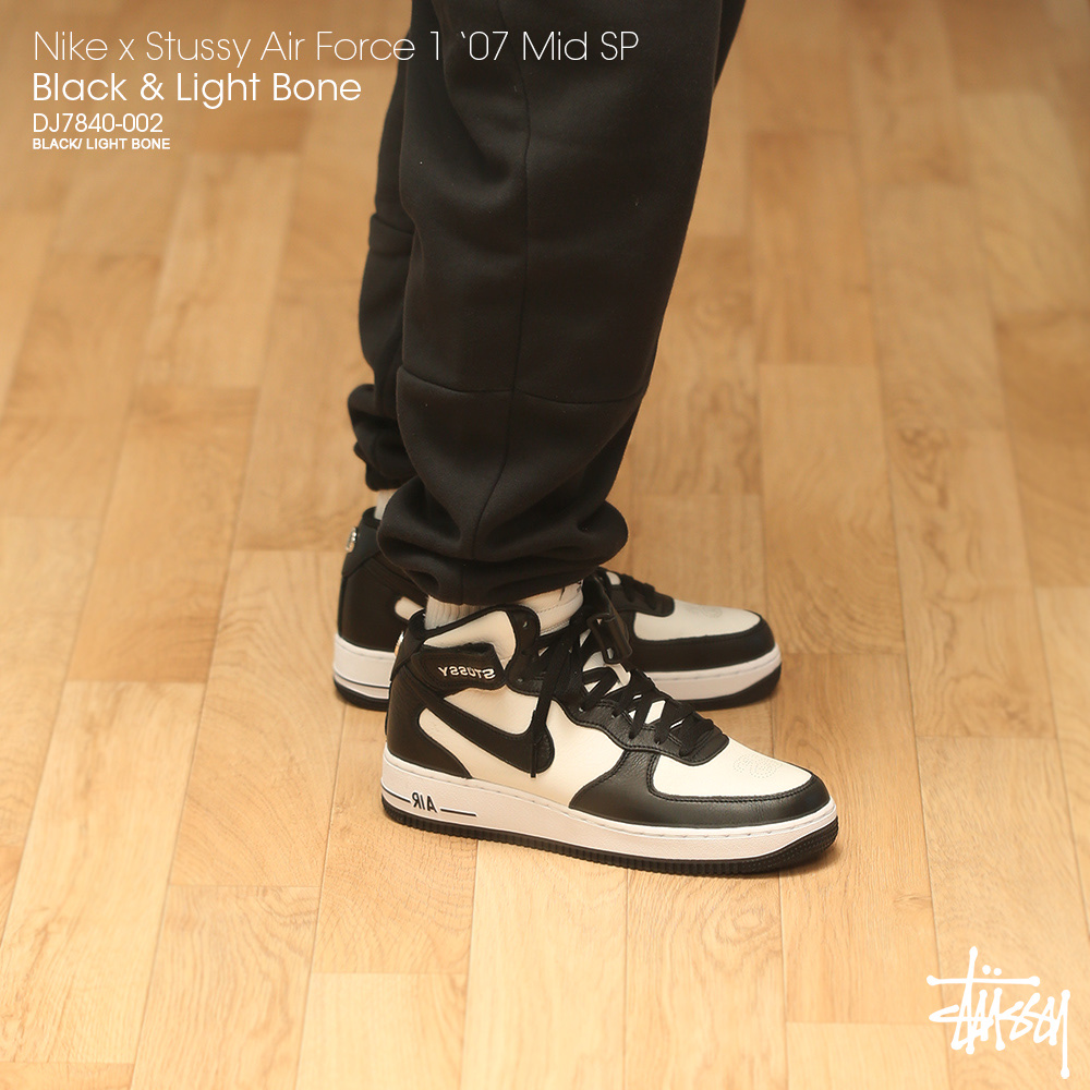 Nike x Stussy Air Force 1 '07 Mid SP Black and Light Bone 착용 스타일 - 1