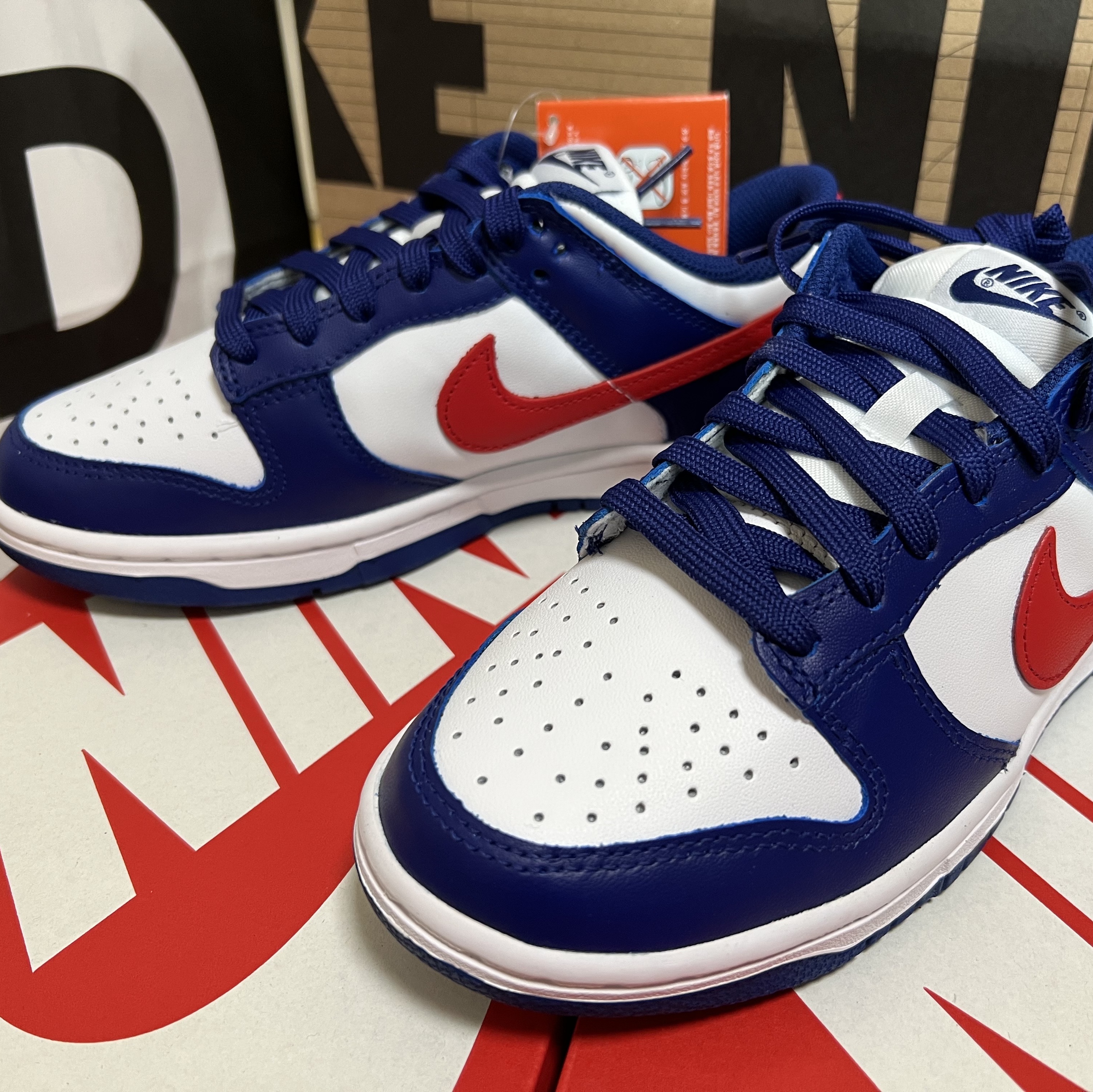(W) Nike Dunk Low White and University Red 착용 스타일 - 1