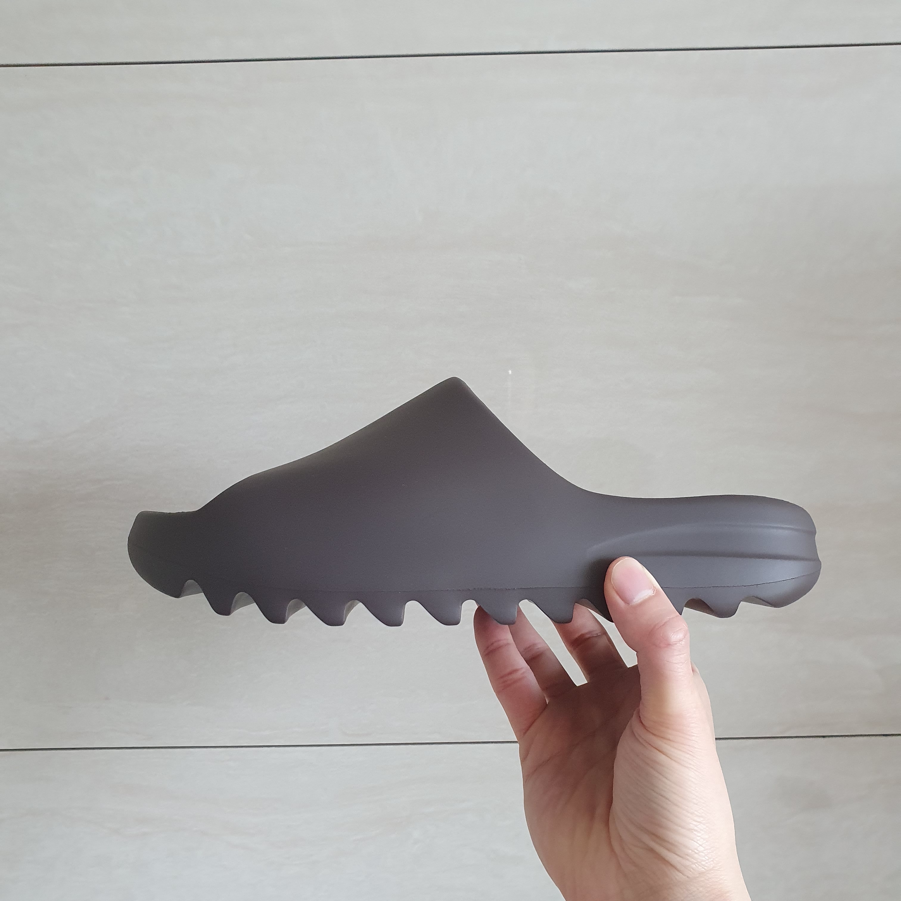 Adidas Yeezy Slide Soot 2021 착용 스타일 - 1