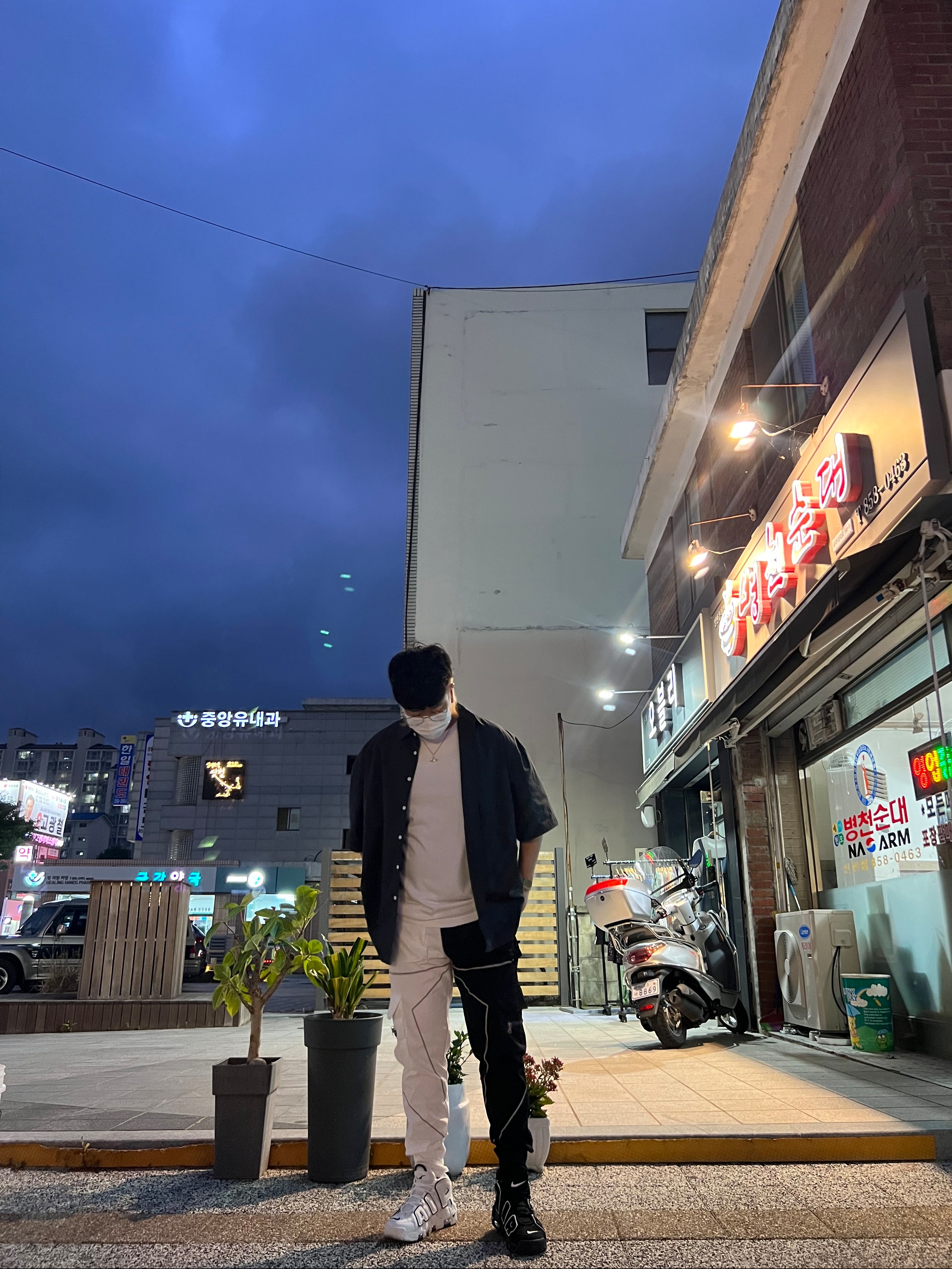 (W) Nike Air More Uptempo Summit White, Nike Air More Uptempo Black White 2020 착용 스타일 - 1