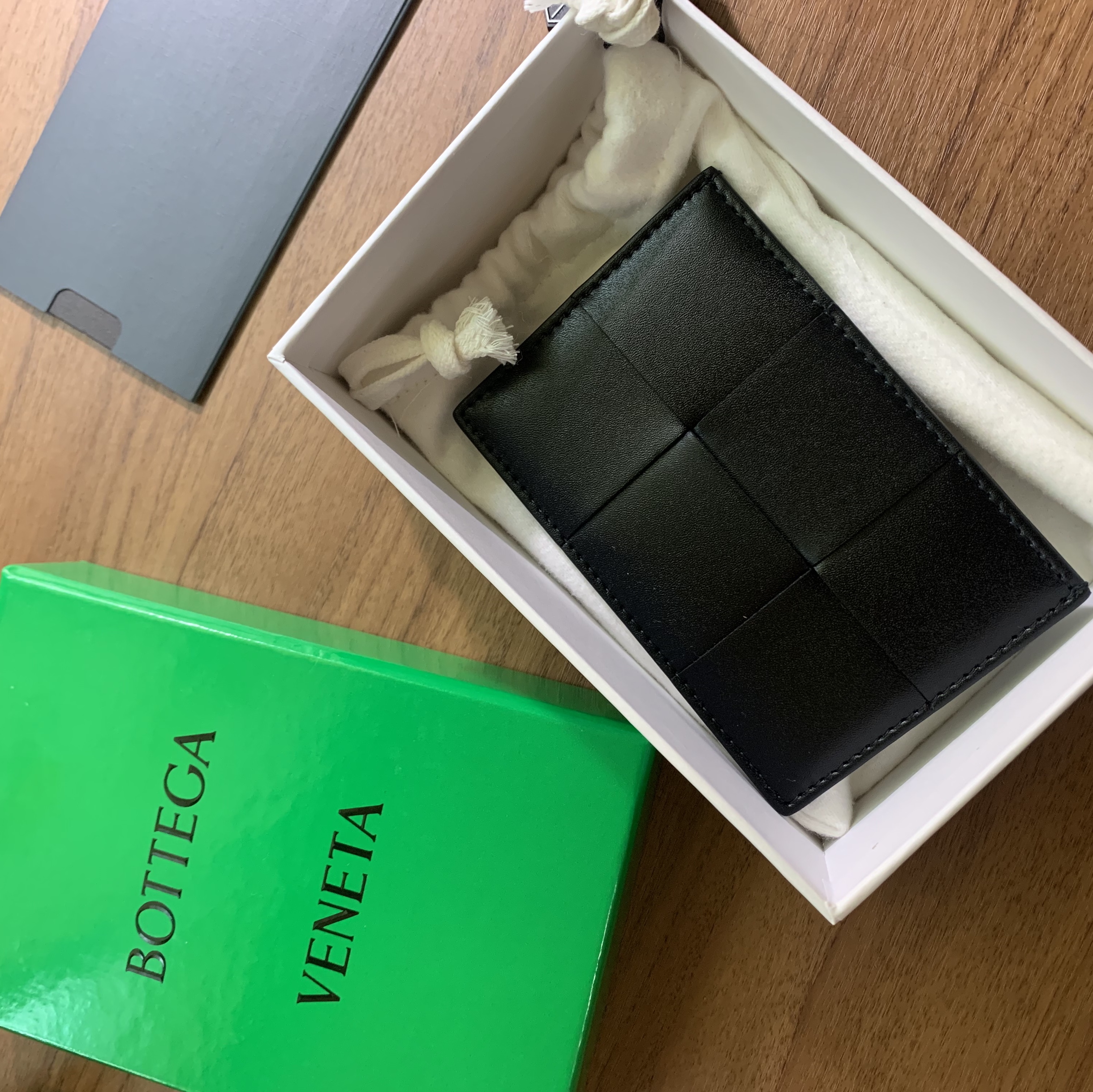 Bottega Veneta Credit Card Case Calfskin Black 착용 스타일