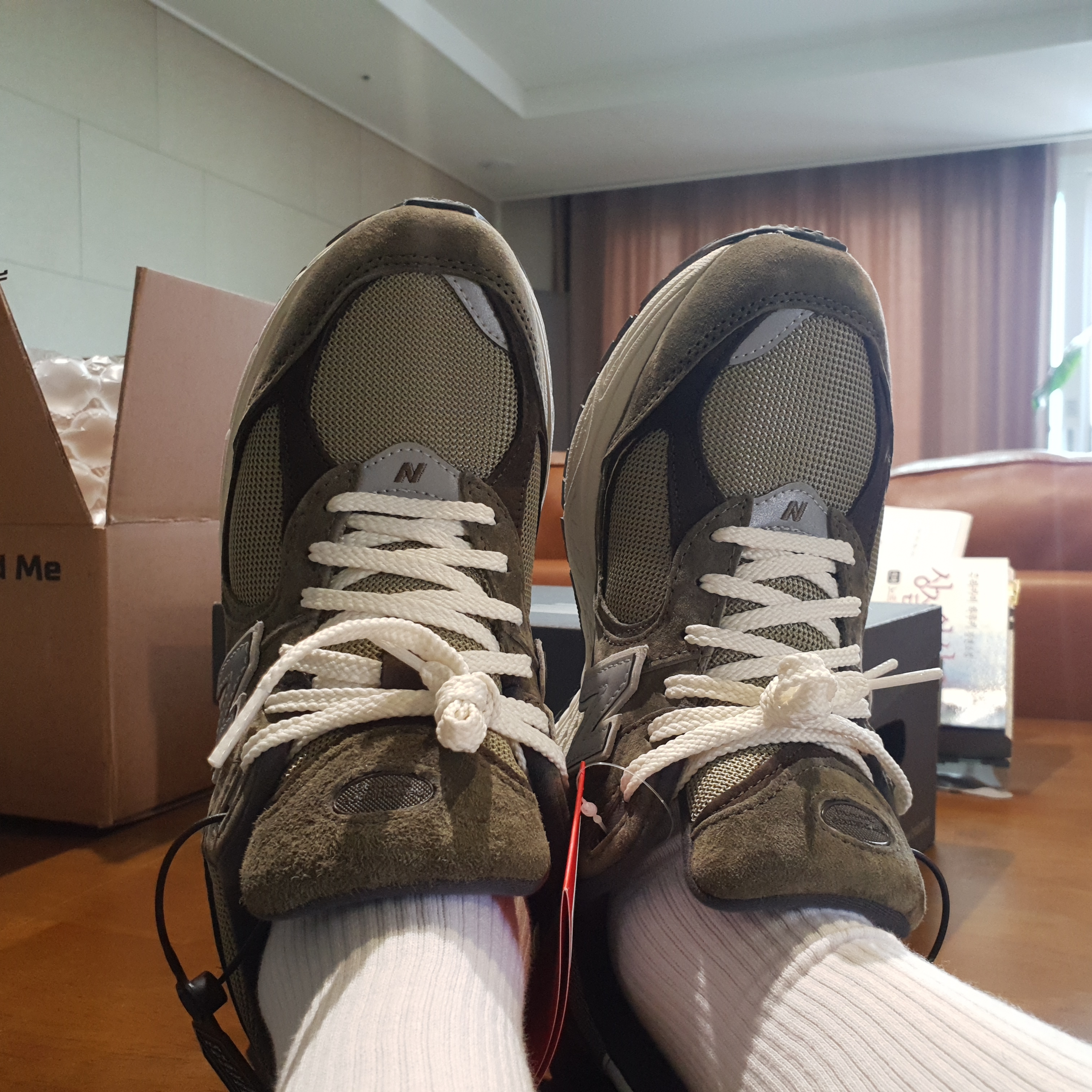 New Balance 2002R Special Vintage Khaki 착용 스타일 - 3