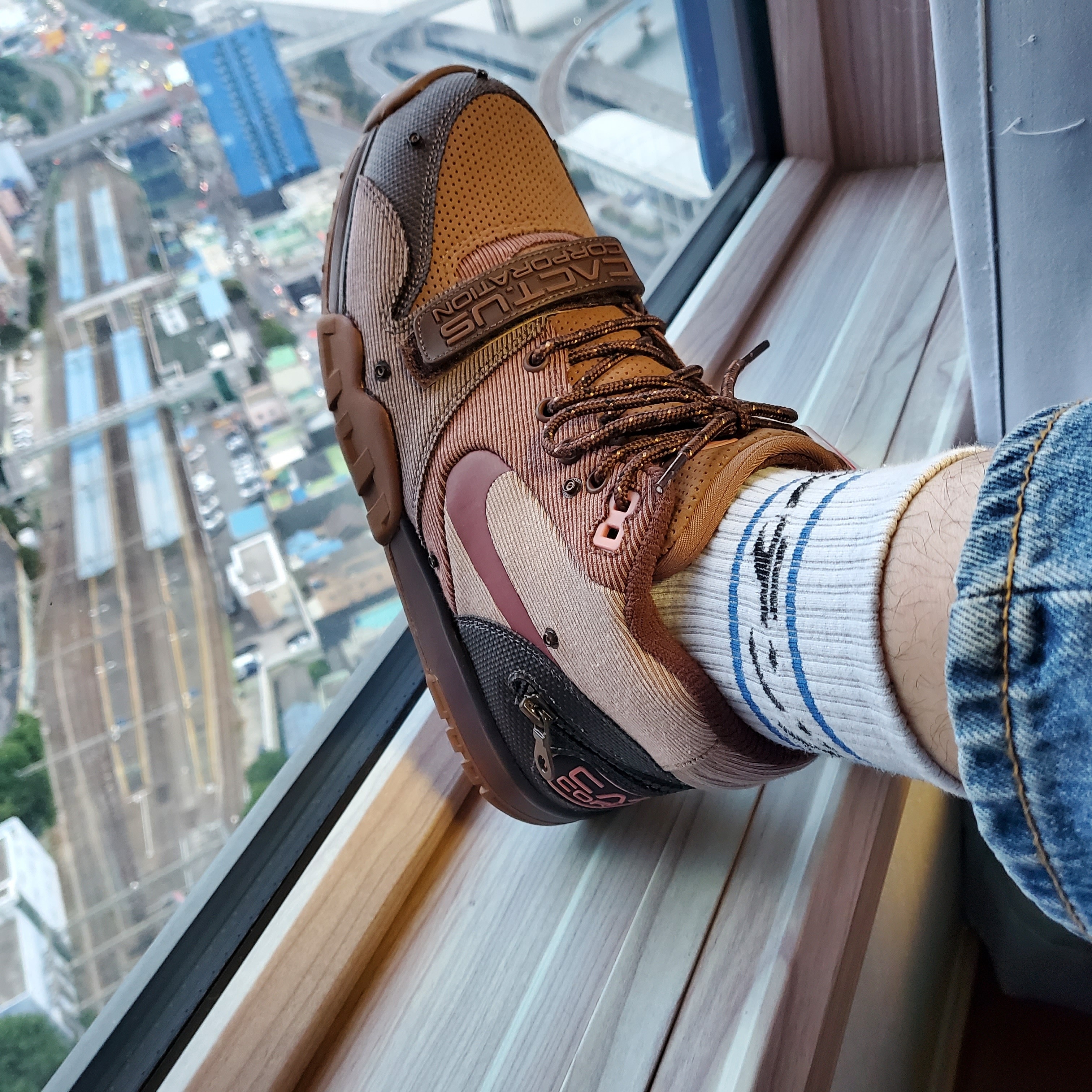 Nike x Travis Scott Air Trainer 1 Archaeo Brown and Rust Pink 착용 스타일 - 1