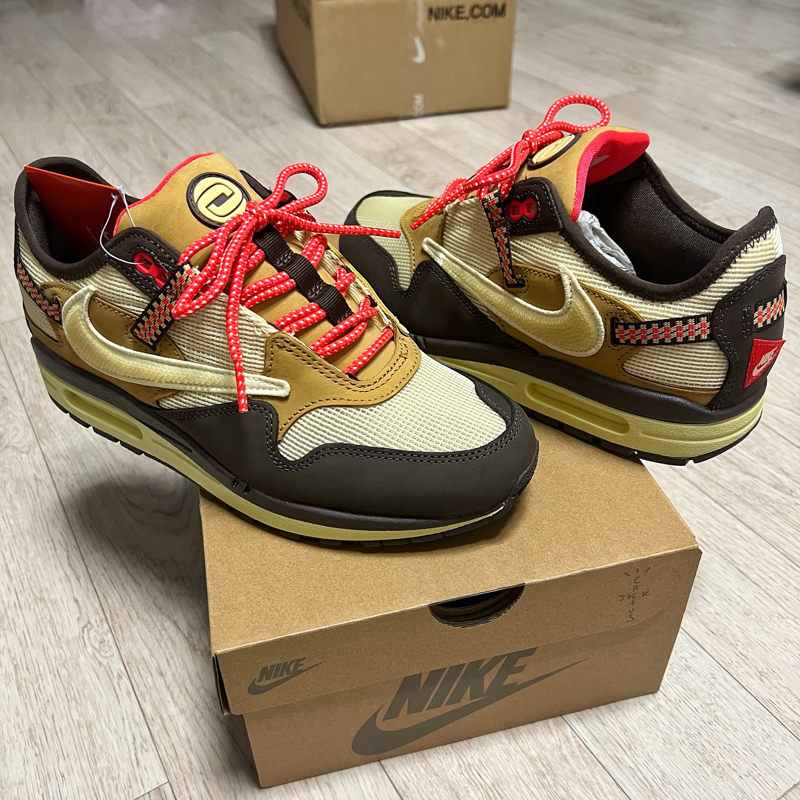 Nike x Travis Scott Air Max 1 Cact.us Brown 착용 스타일