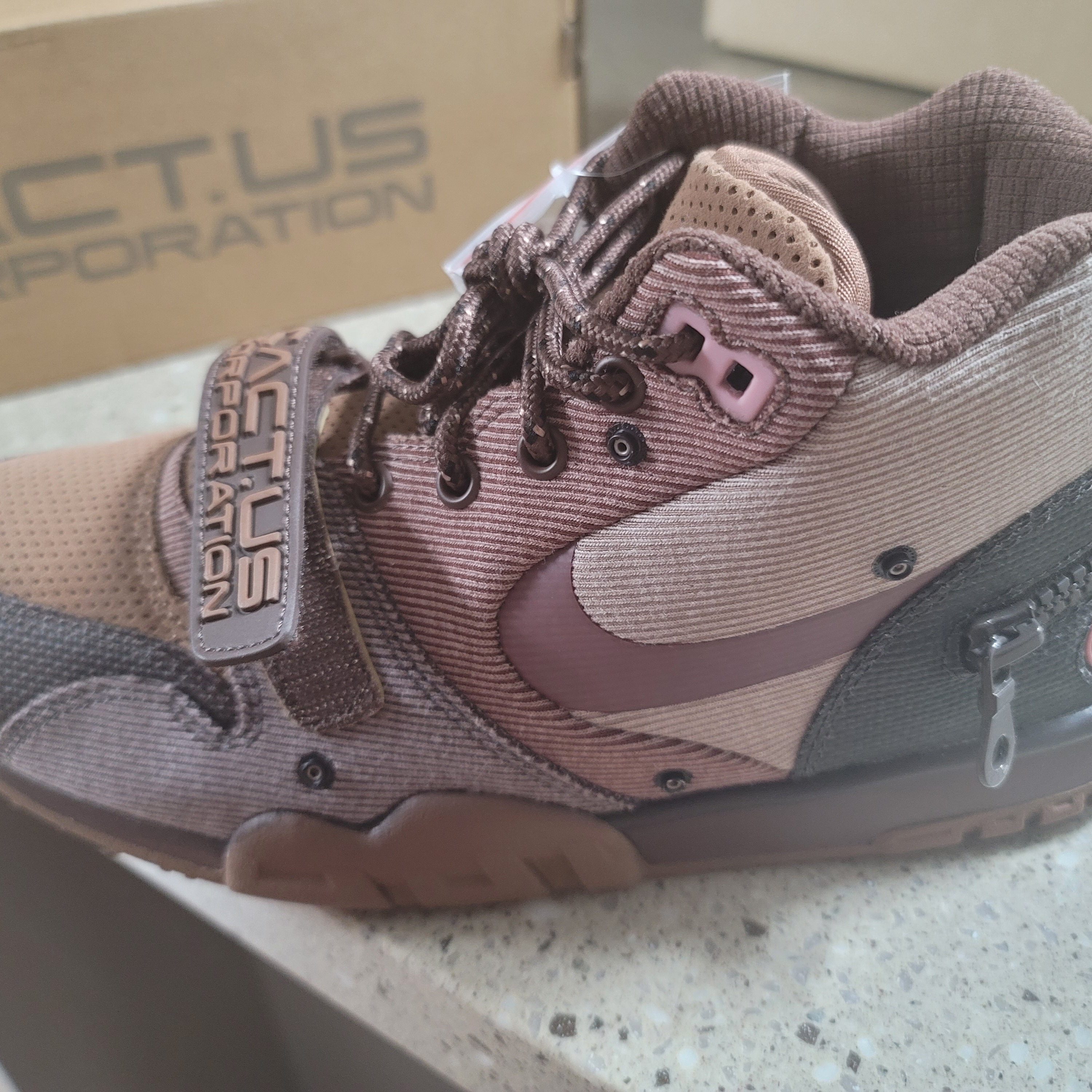 Nike x Travis Scott Air Trainer 1 Archaeo Brown and Rust Pink 착용 스타일 - 2
