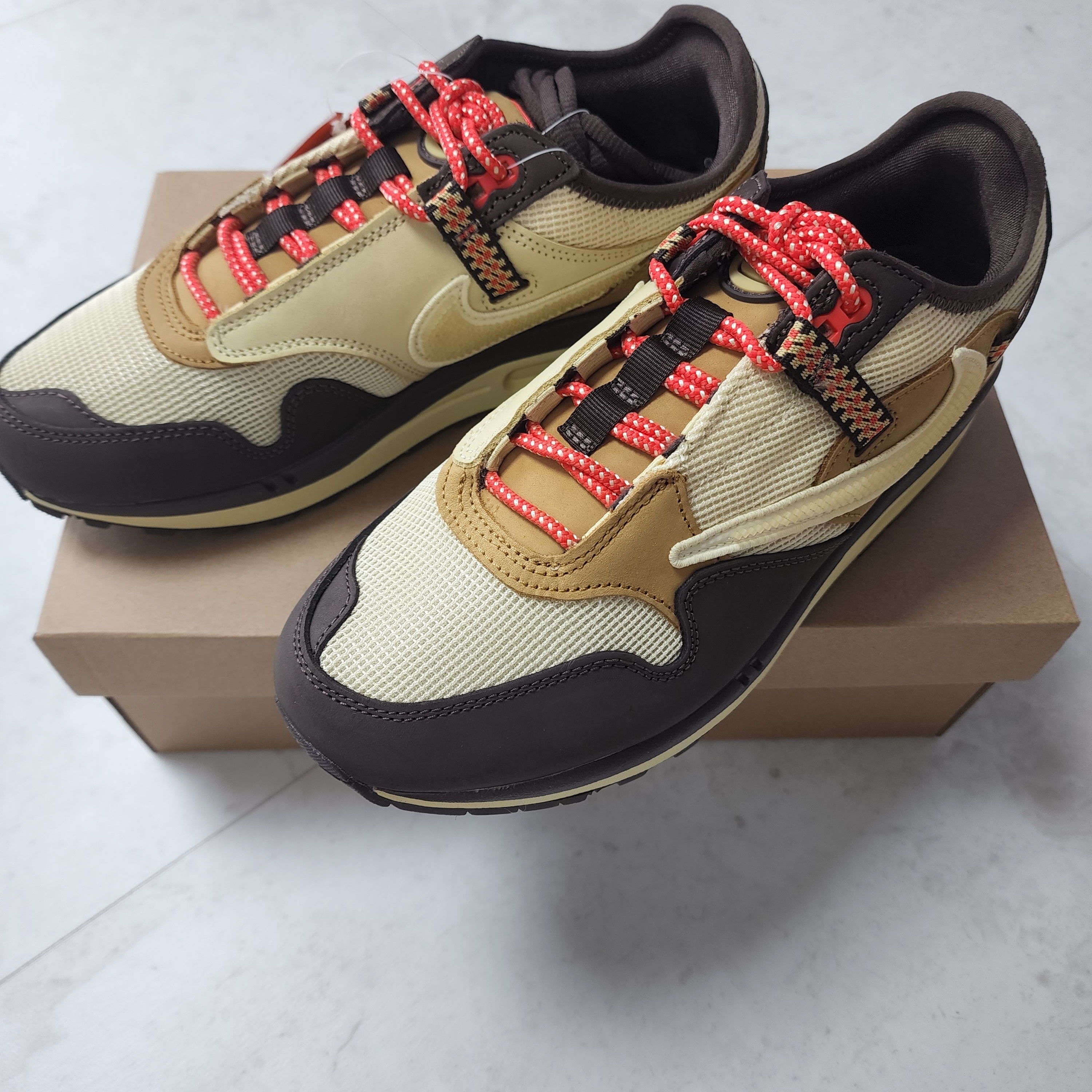 Nike x Travis Scott Air Max 1 Cact.us Brown 착용 스타일 - 3