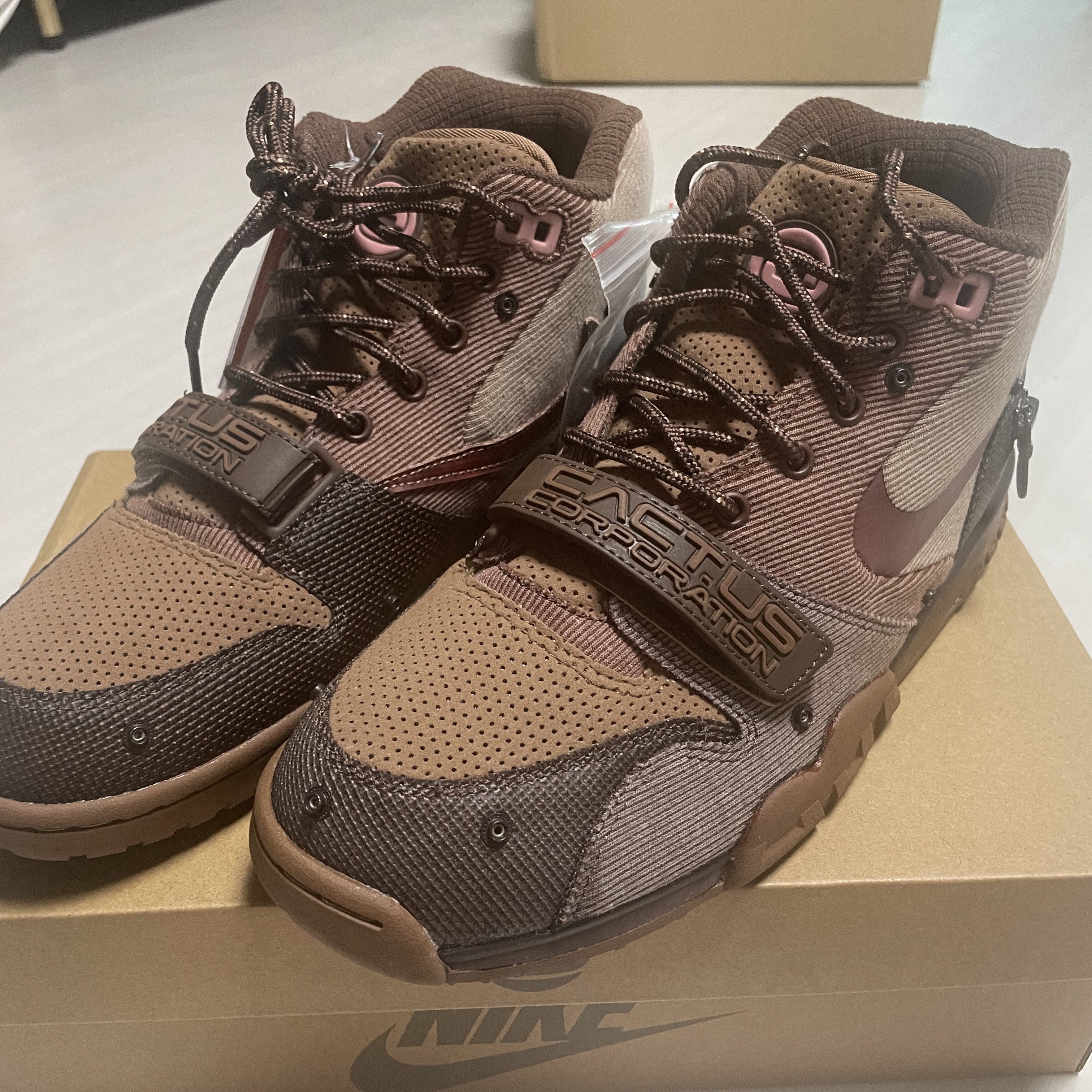 Nike x Travis Scott Air Trainer 1 Archaeo Brown and Rust Pink 착용 스타일 - 2
