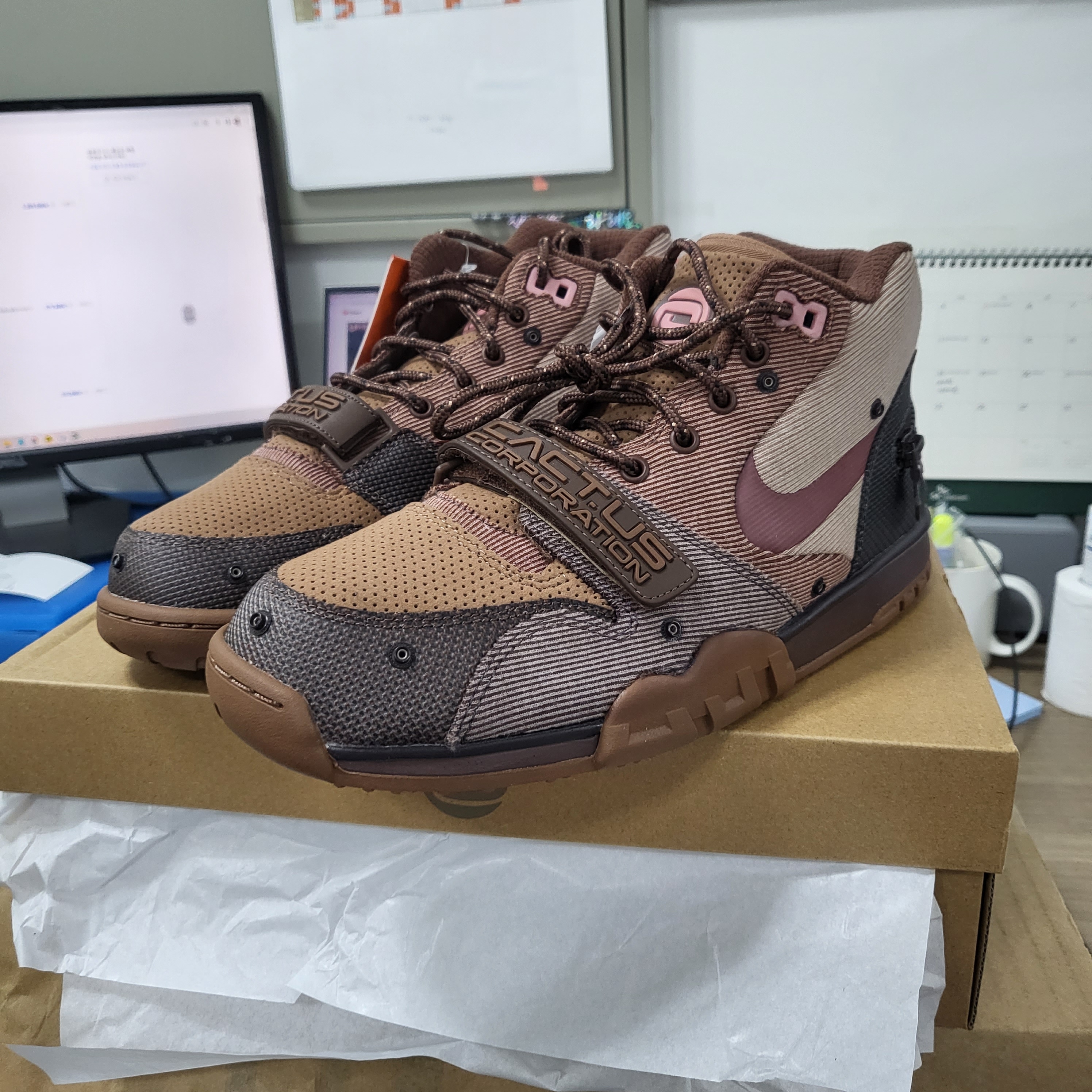 Nike x Travis Scott Air Trainer 1 Archaeo Brown and Rust Pink 착용 스타일 - 2