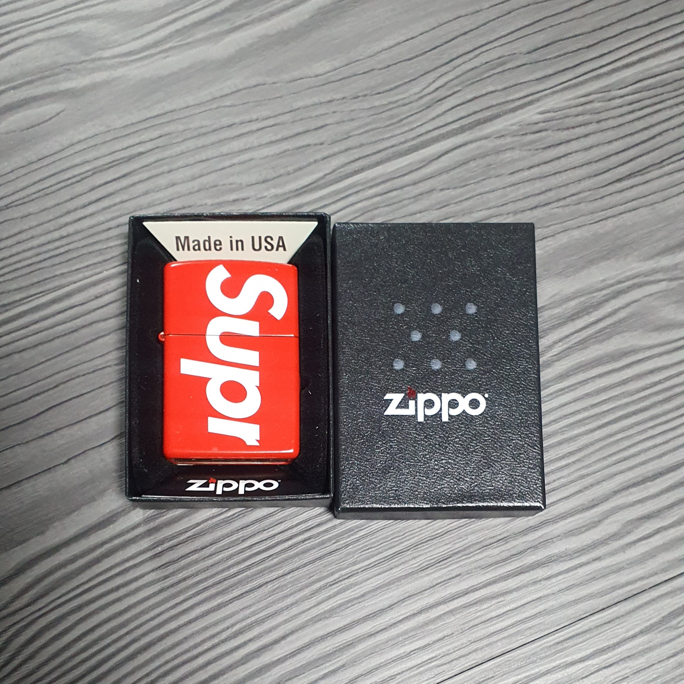 Supreme Logo Zippo Red 착용 스타일