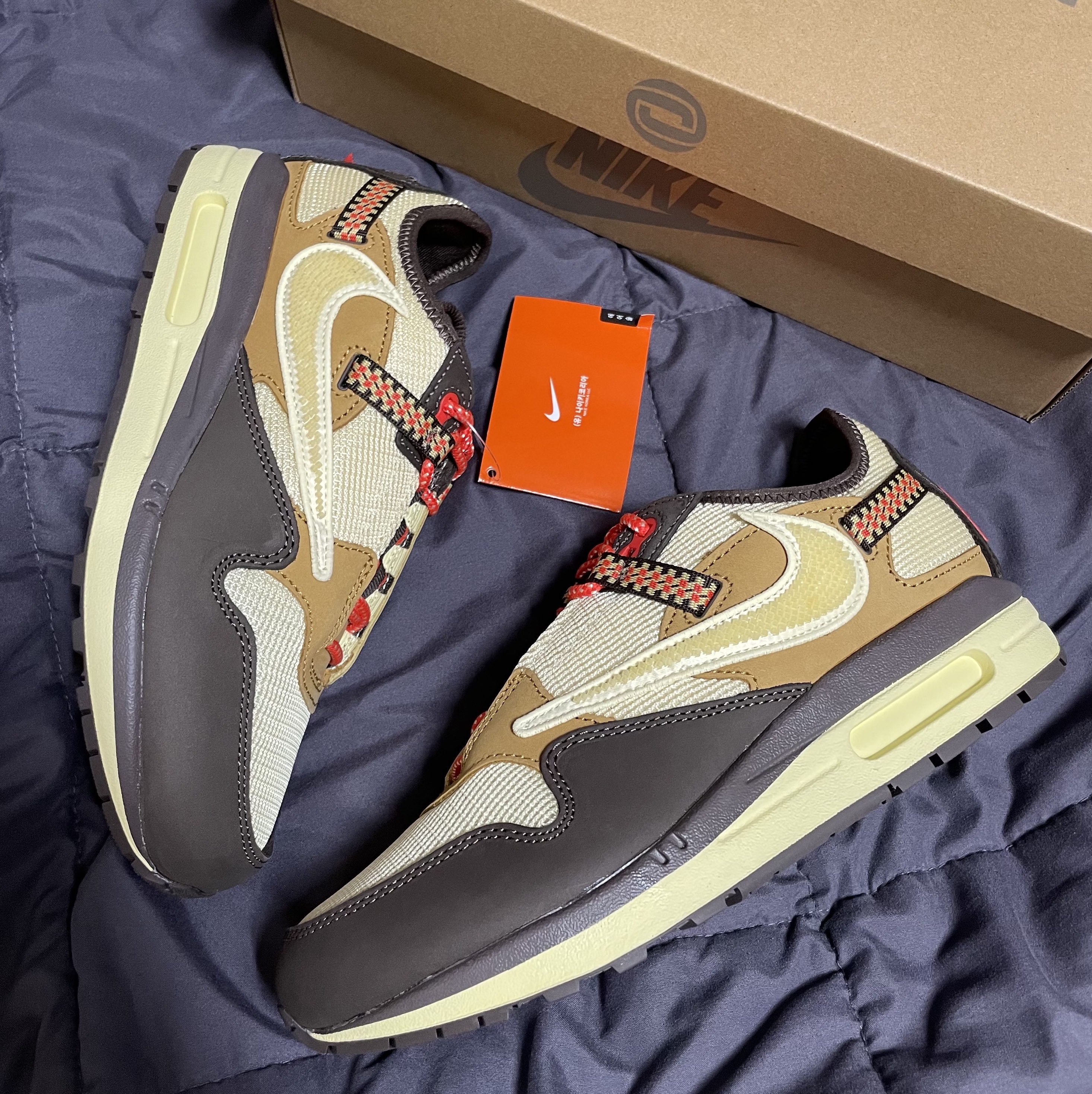 Nike x Travis Scott Air Max 1 Cact.us Brown 착용 스타일 - 3