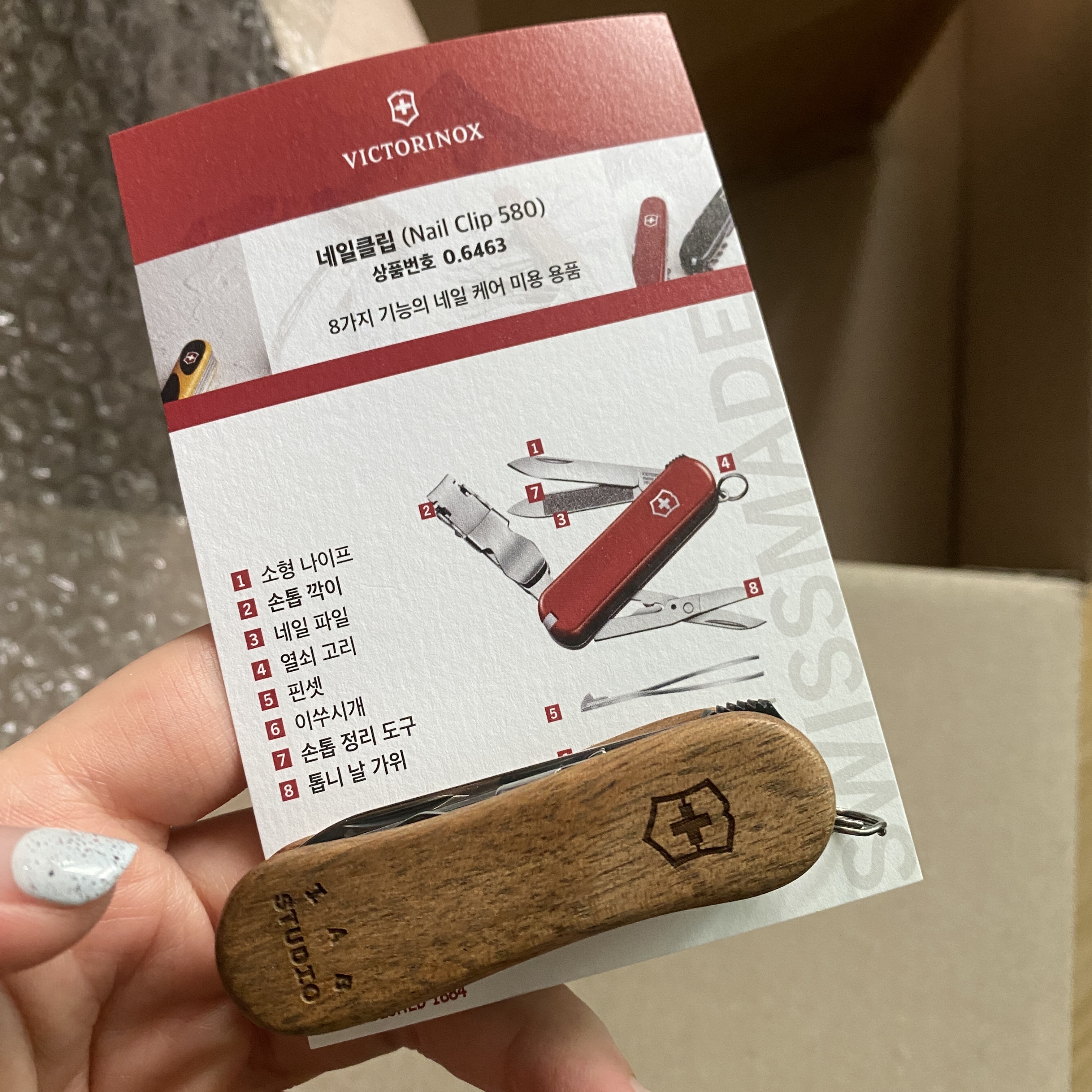 IAB Studio x Victorinox Nail Clip Wood, IAB Studio T-Shirt White Light Green 착용 스타일 - 2