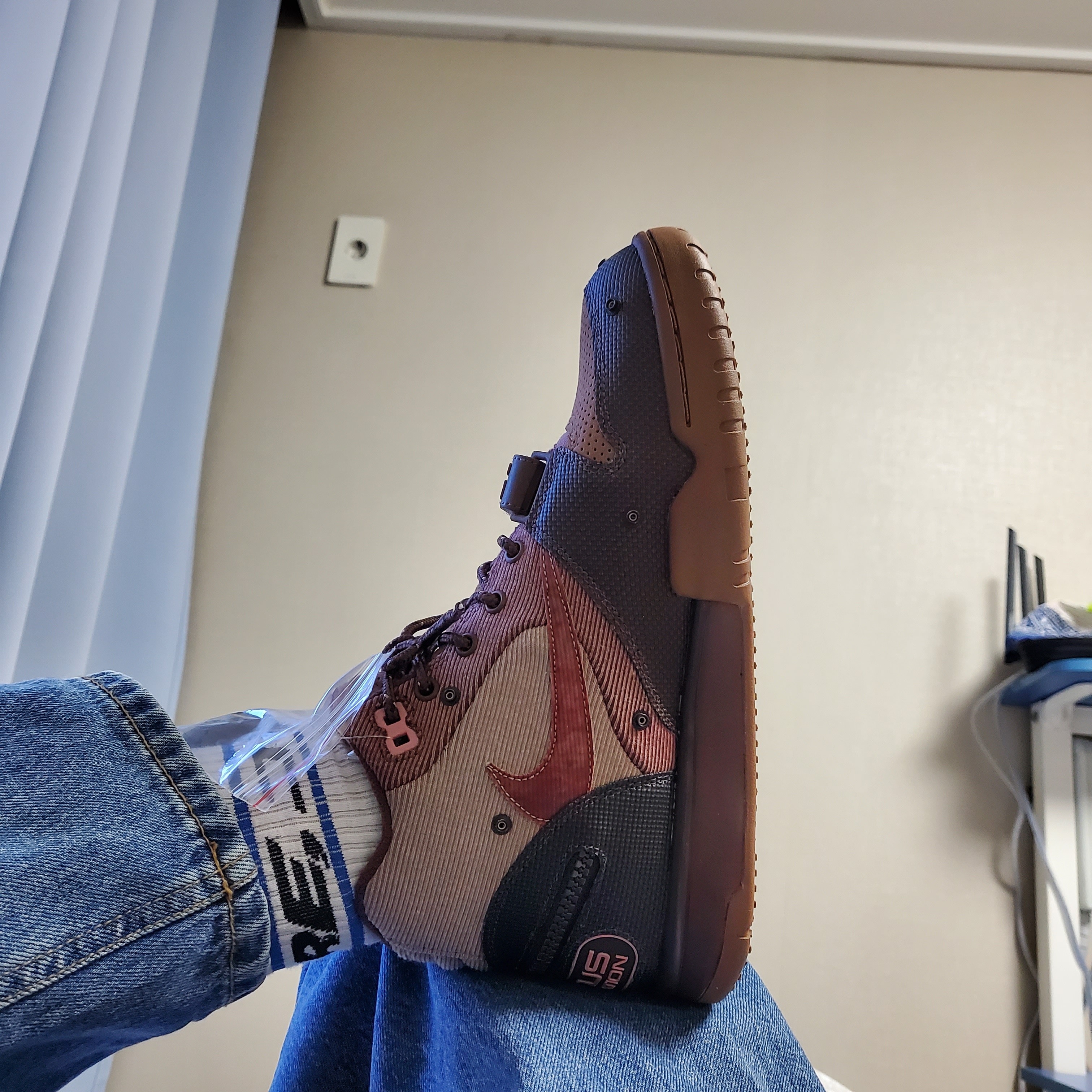 Nike x Travis Scott Air Trainer 1 Archaeo Brown and Rust Pink 착용 스타일 - 2