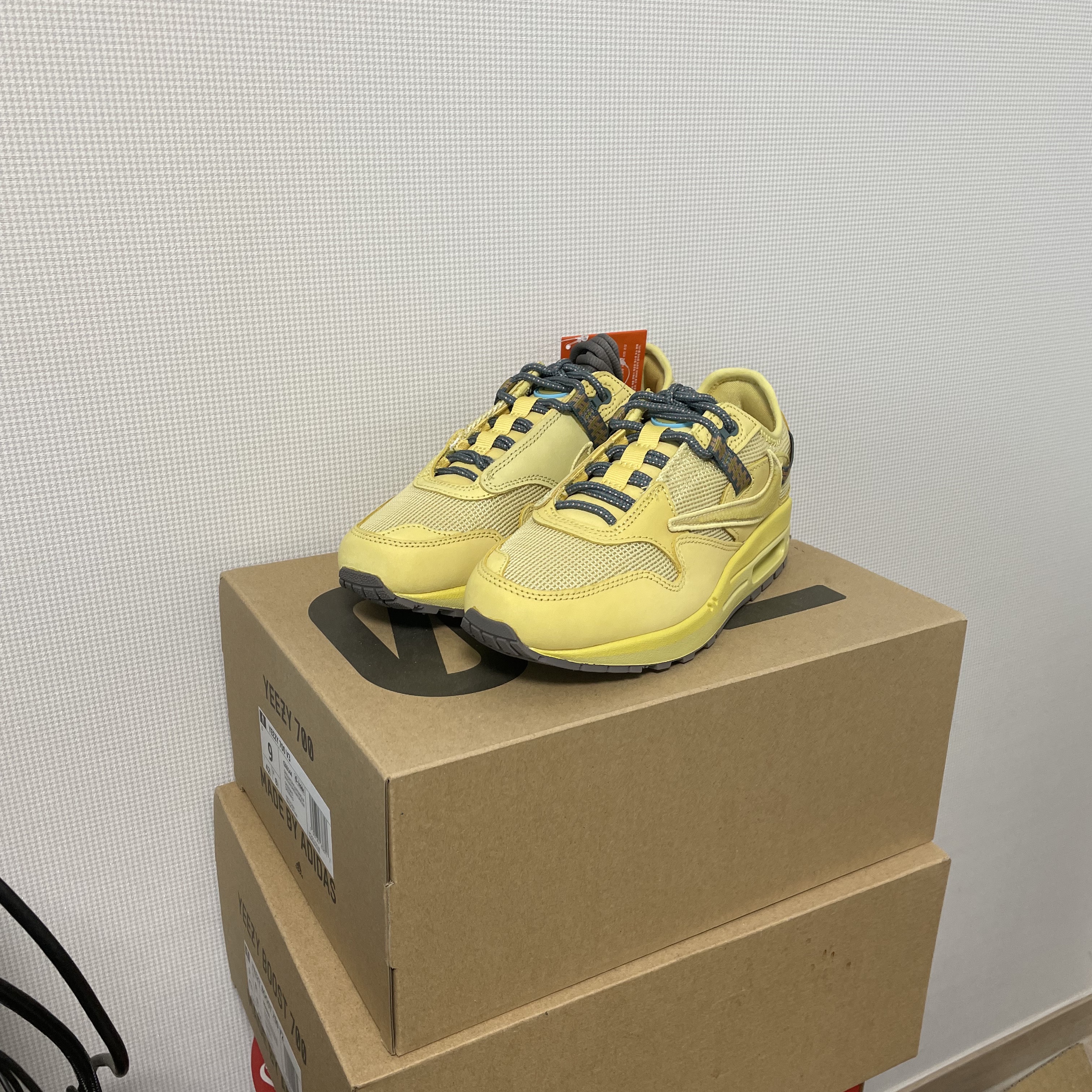 Nike x Travis Scott Air Max 1 Cact.us Gold 착용 스타일 - 3