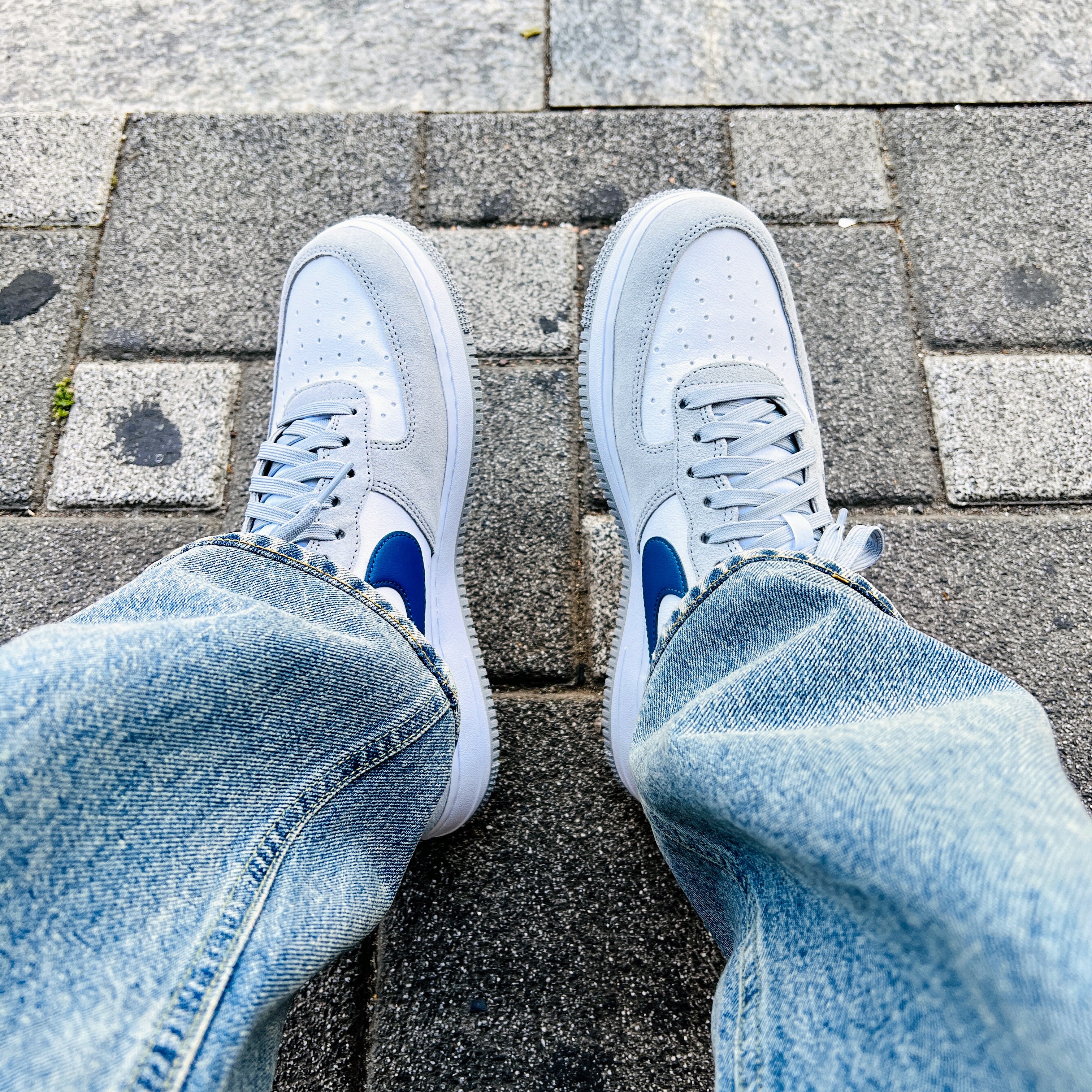 Nike Air Force 1 '07 LV8 Athletic Club Light Smoke Grey Marina 착용 스타일 - 1
