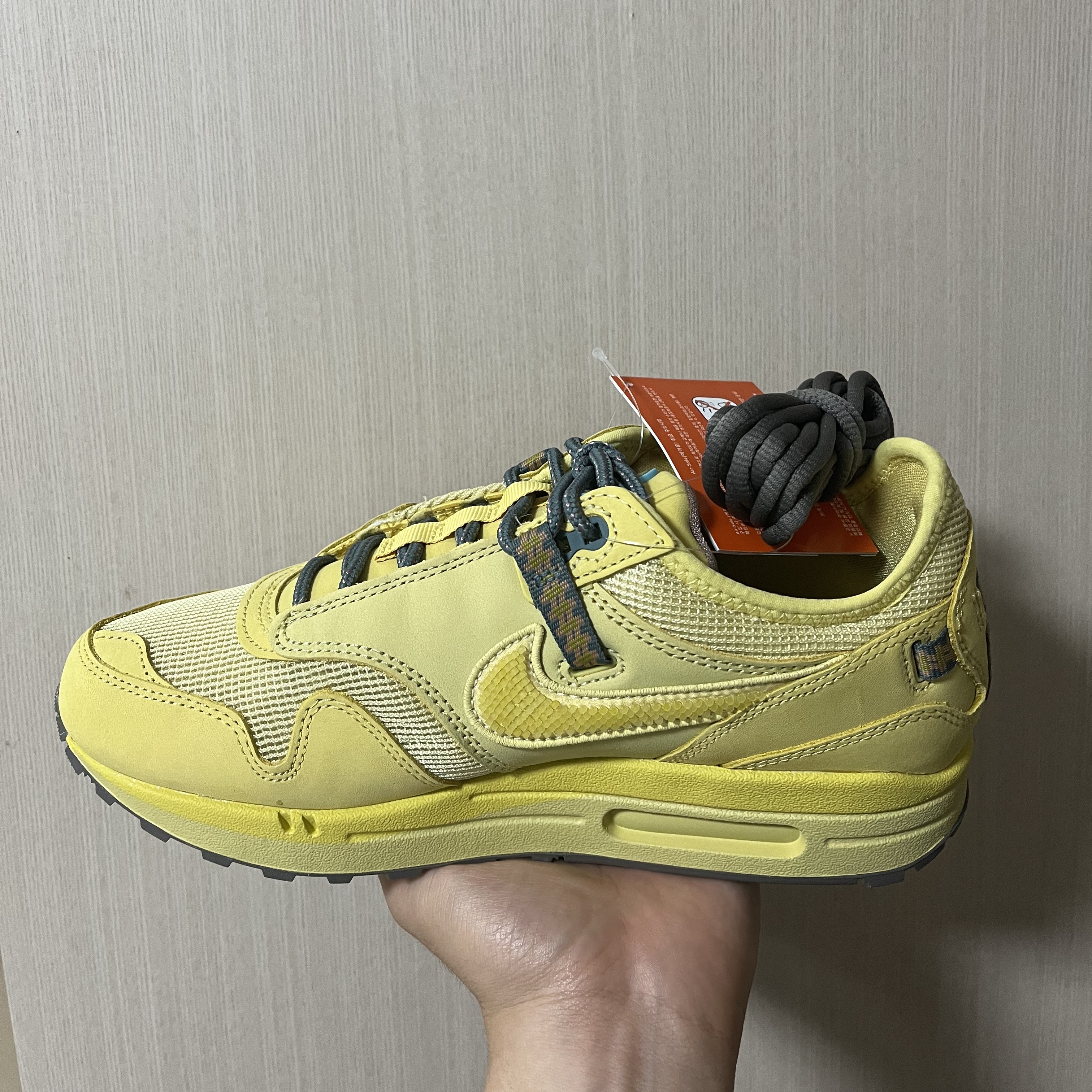 Nike x Travis Scott Air Max 1 Cact.us Gold 착용 스타일