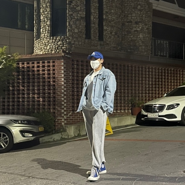 Converse x Play Comme des Garcons Chuck 70 Hi Blue Quartz 착용 스타일