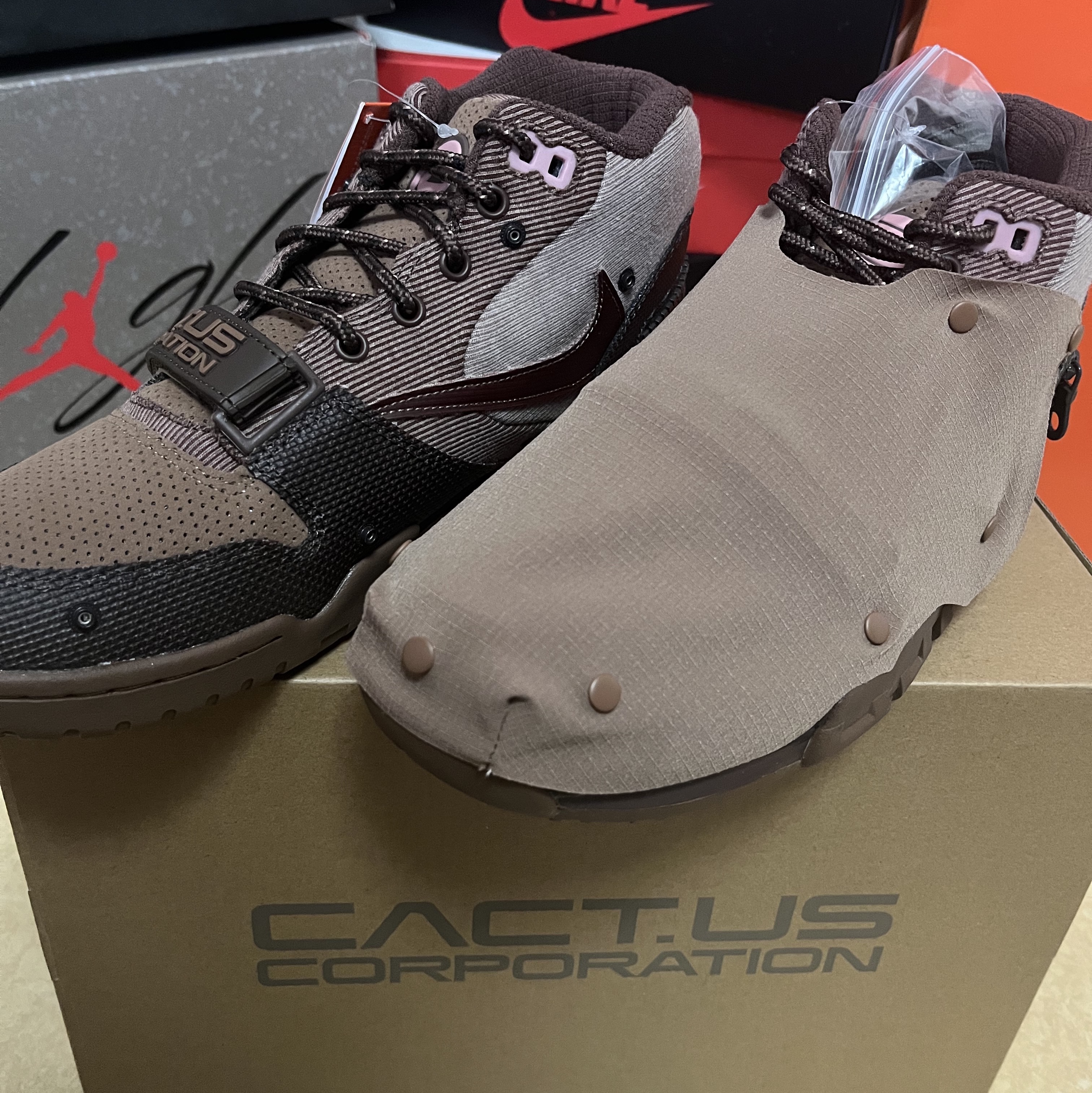 Nike x Travis Scott Air Trainer 1 Archaeo Brown and Rust Pink 착용 스타일
